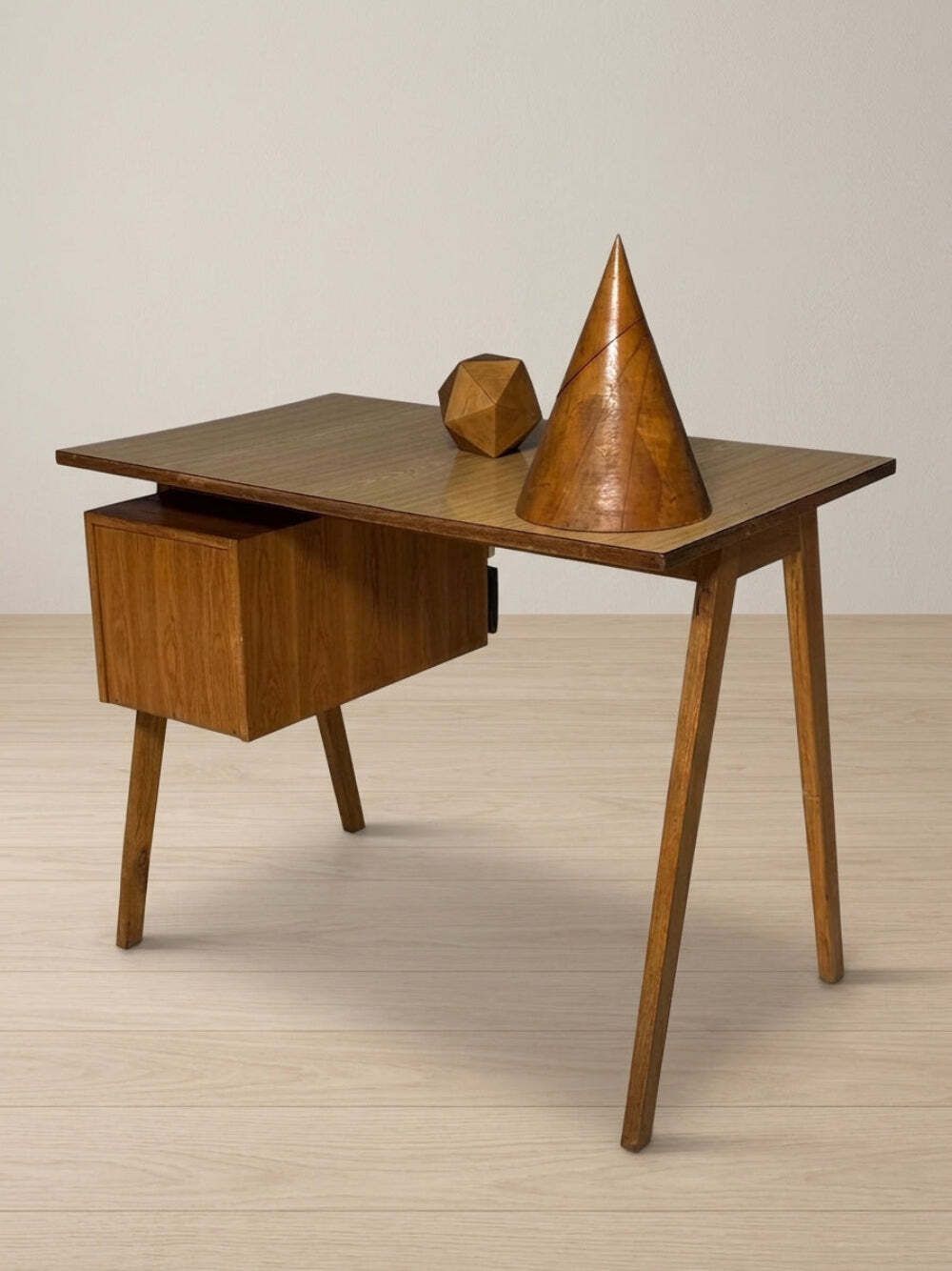 Writing Desk Mid Century Wooden Desk By Robin Day, 1950s, United Kingdom, 100 × 59 × 77 Cm photo vinterior