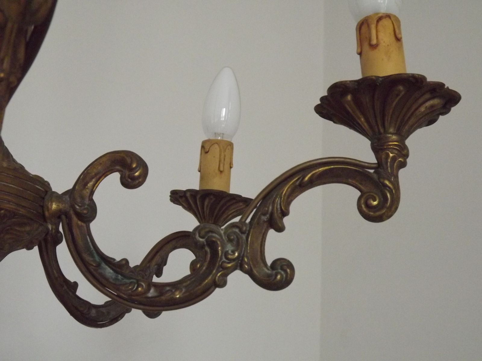 photo vinterior Franse Mid-Century traditionele stijl bronzen kroonluchter met 6 lichten en acanthusmotief