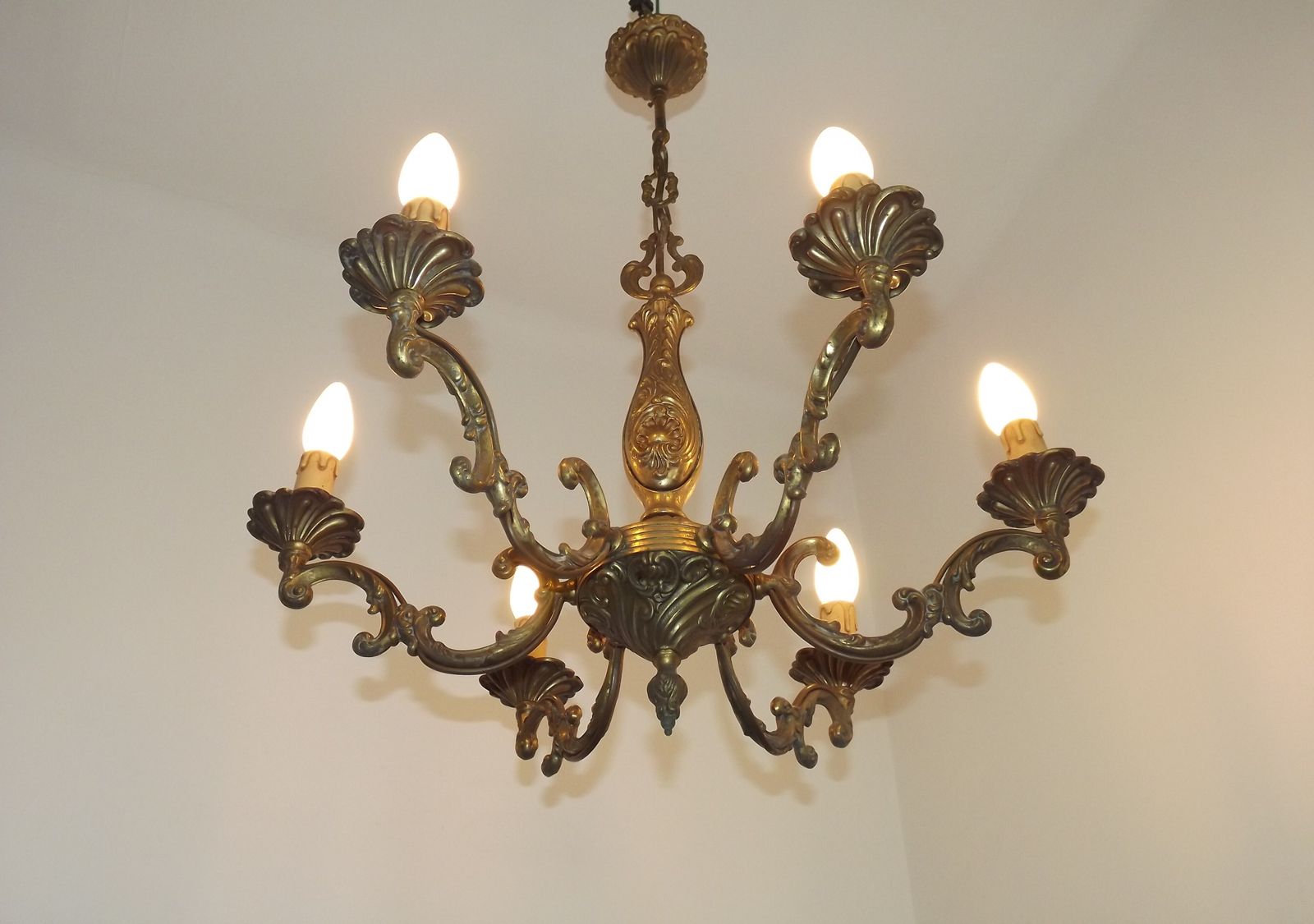 Franse Mid-Century traditionele stijl bronzen kroonluchter met 6 lichten en acanthusmotief