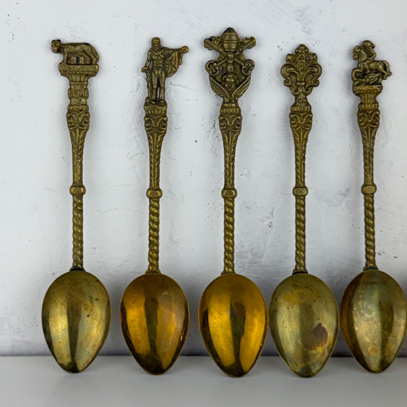 Vintage Italiaanse Messing Souvenierslepels Set Van 6, Rome Spqr, Vaticaan, Griffioen & Heraldische Motieven, Mid-Century Verzamelobjecten photo for sale