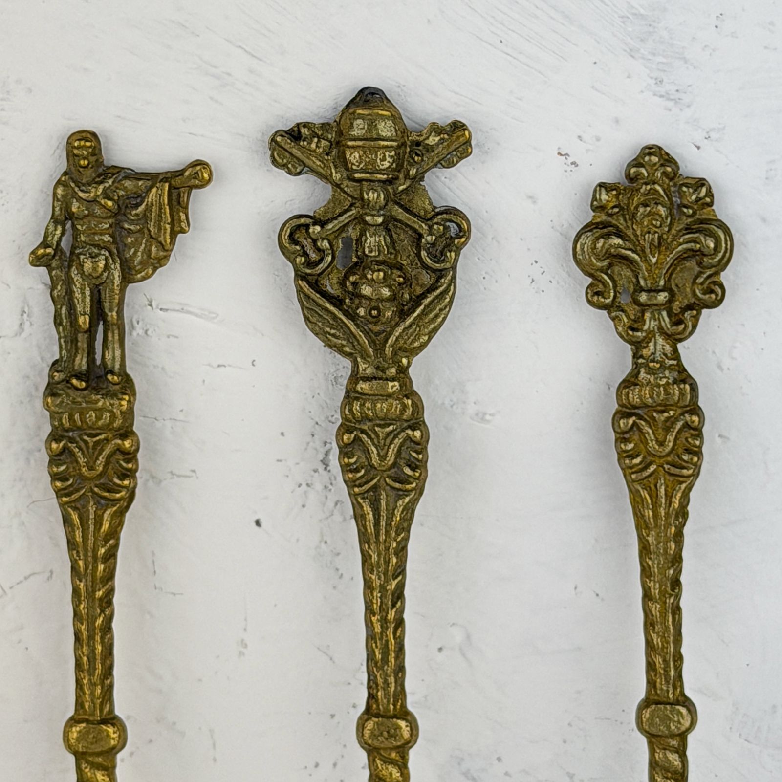 Vintage Italiaanse Messing Souvenierslepels Set Van 6, Rome Spqr, Vaticaan, Griffioen & Heraldische Motieven, Mid-Century Verzamelobjecten photo Woonaccessoires