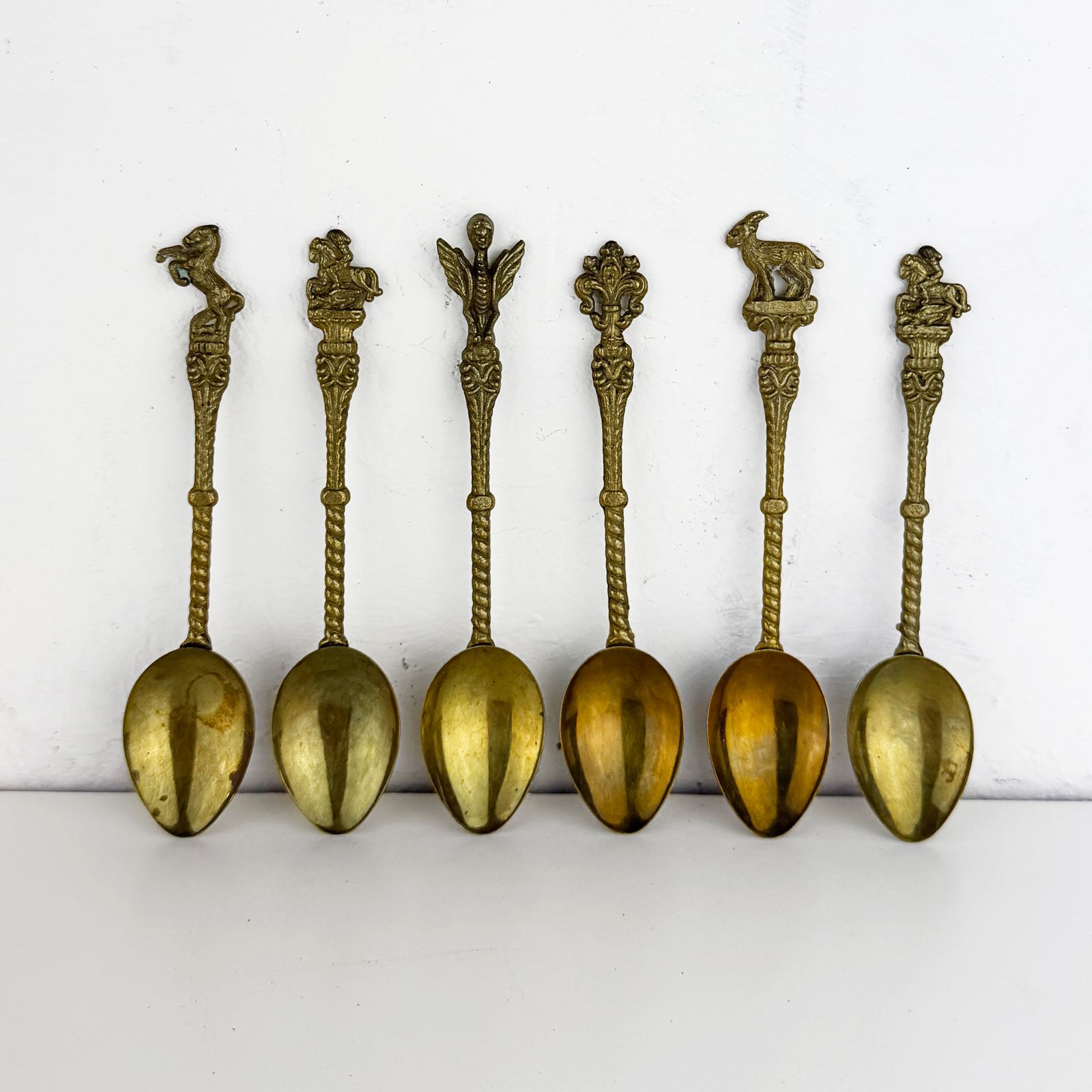 photo for sale Vintage Italiaanse Messing Souvenierslepels Set Van 6, Rome Spqr, Vaticaan, Griffioen & Heraldische Motieven, Mid-Century Verzamelobjecten