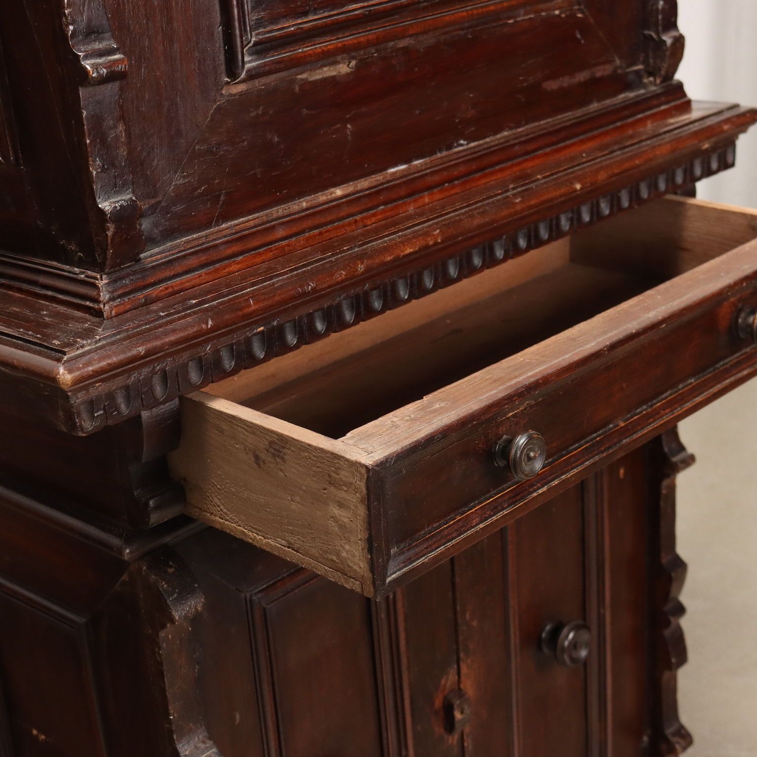 photo furniture Neorenaissance kast in walnoot   Italië, eind 19e eeuw
