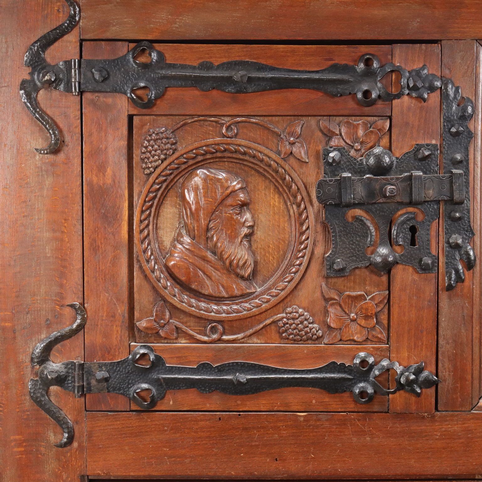 Armoire néo-Renaissance en hêtre, Italie, XXe siècle photo vinterior