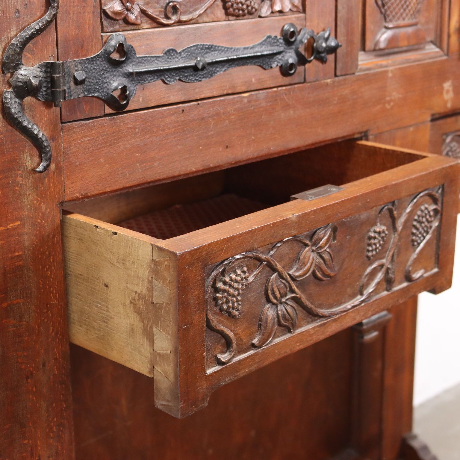 photo furniture Armoire néo-Renaissance en hêtre, Italie, XXe siècle