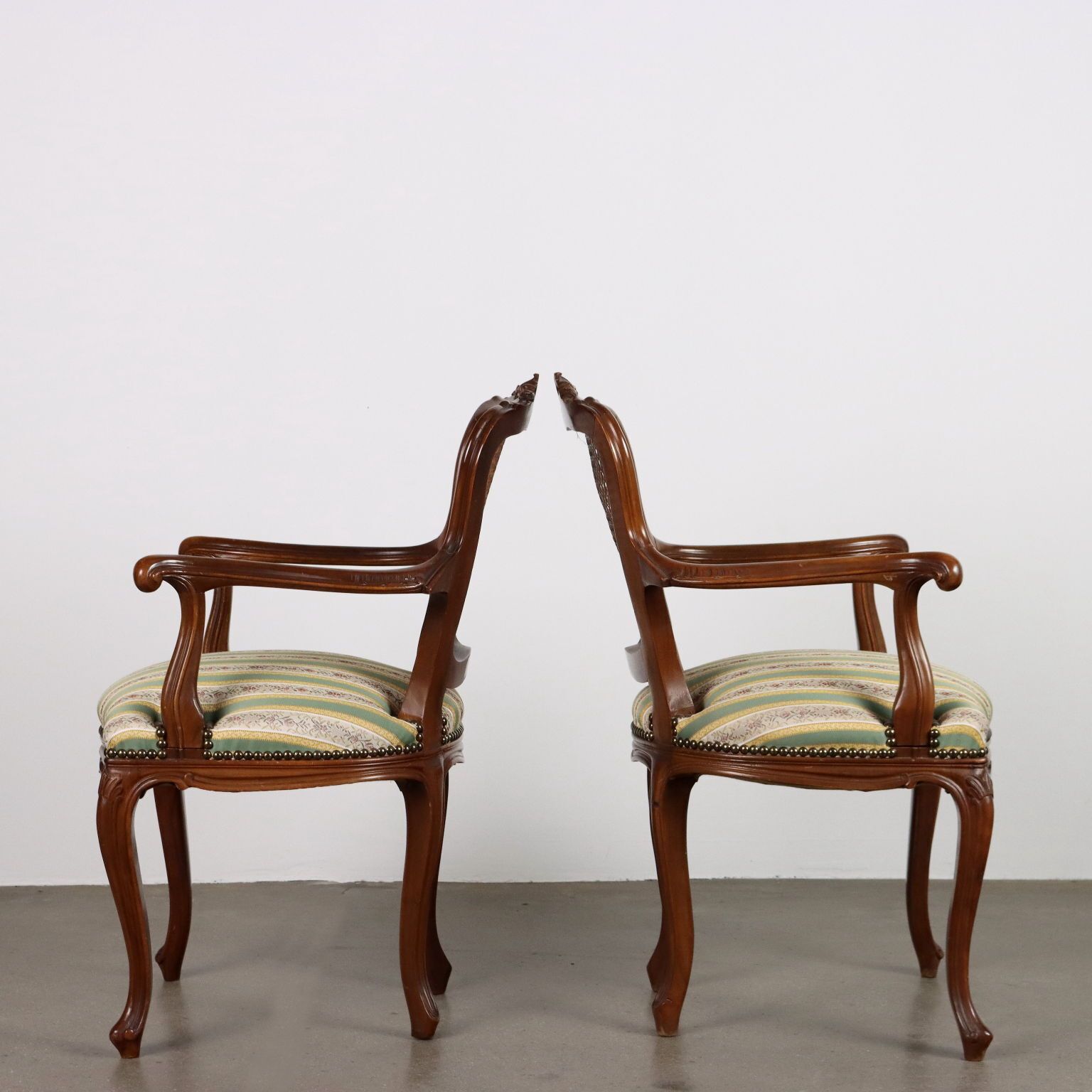 Paire de fauteuils en noyer de style Barocchetto photo for sale