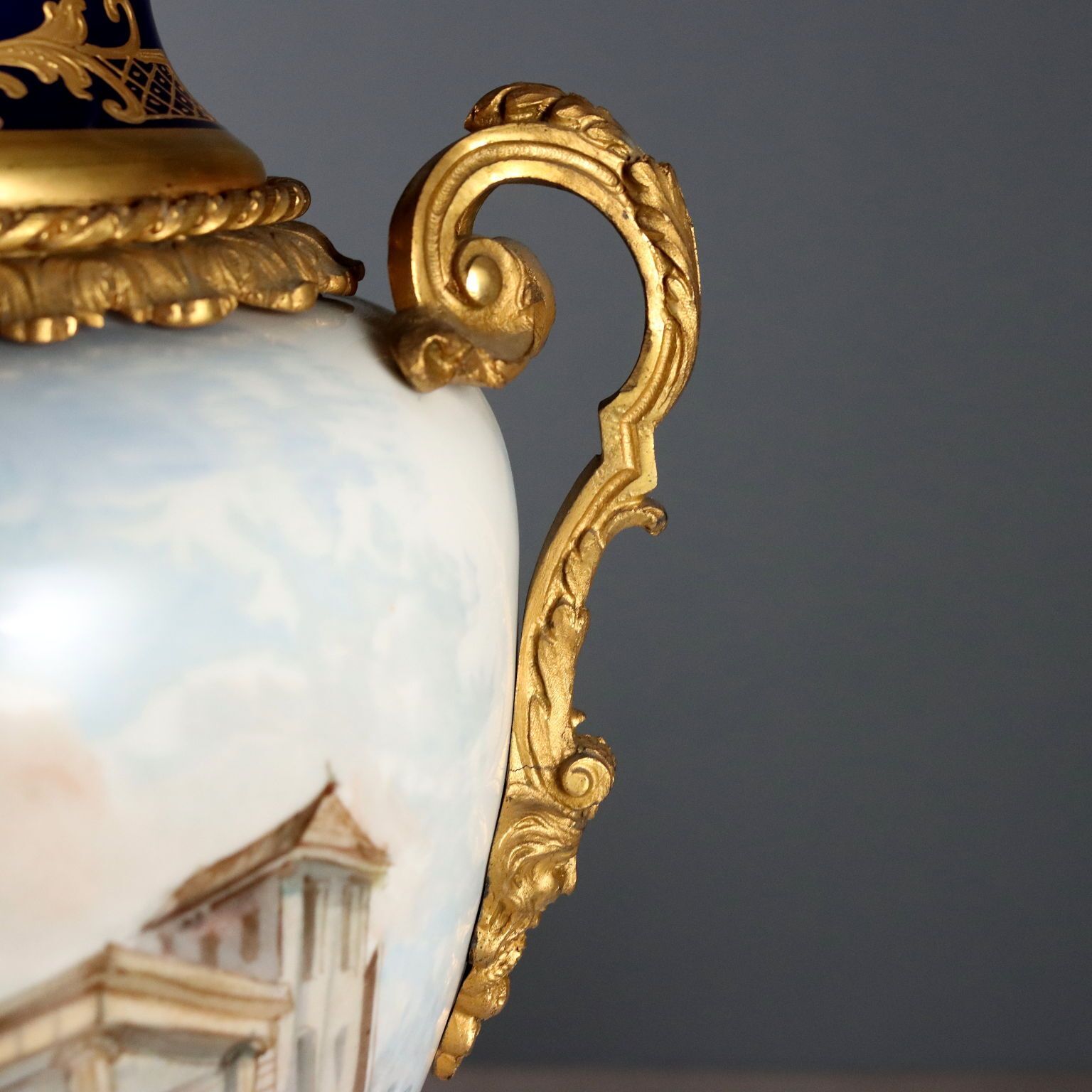Vases d'époque en porcelaine de Sèvres, décors dorés, France, XIXe siècle photo vintage