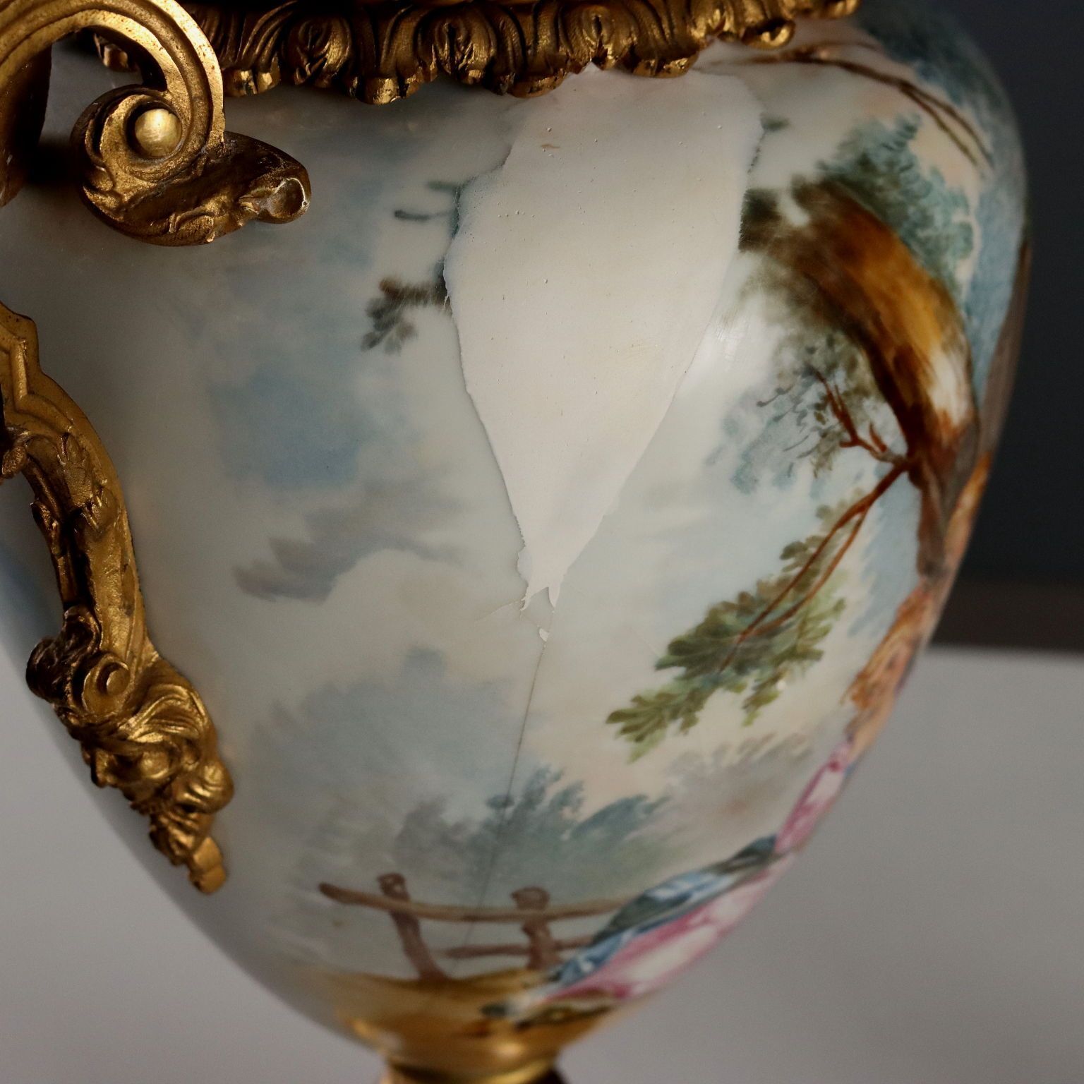 Décoration Vases d'époque en porcelaine de Sèvres, décors dorés, France, XIXe siècle photo