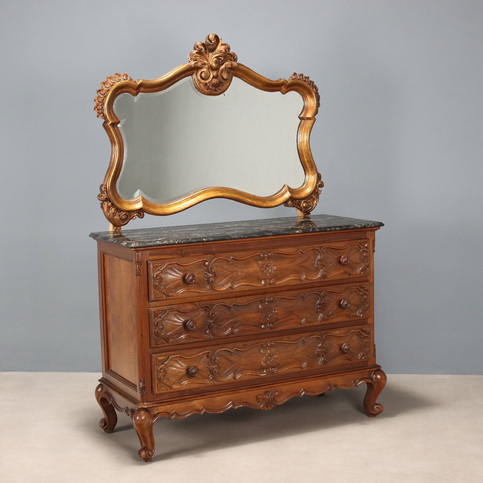 Commode de style baroque en noyer avec miroir doré