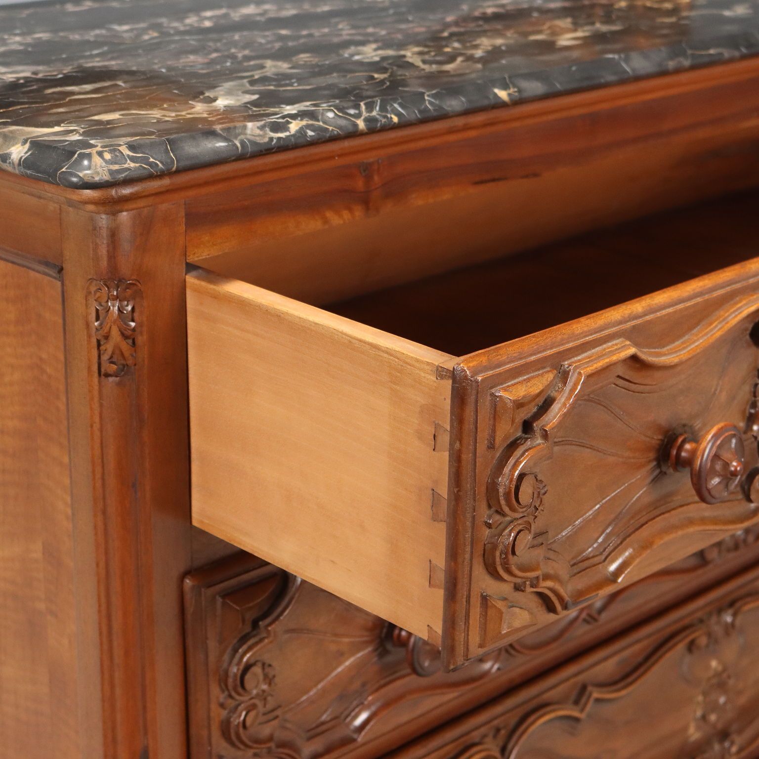 Barokstijl Walnoten Dressoir Met Verguld Spiegelframe photo buy