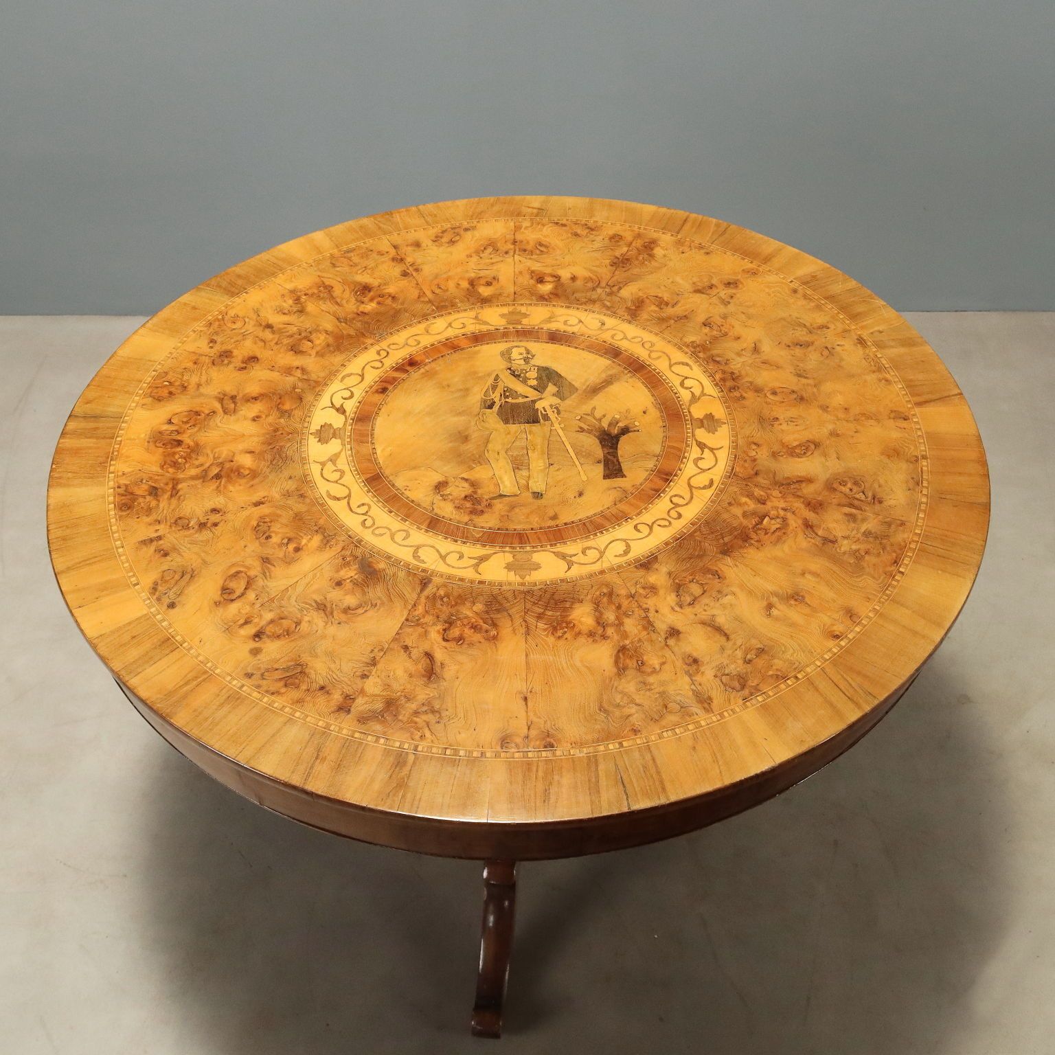 Antieke Ronde Tafel Walnoot Inlegwerk Vittorio Emanuele II 19e Eeuw photo vinterior
