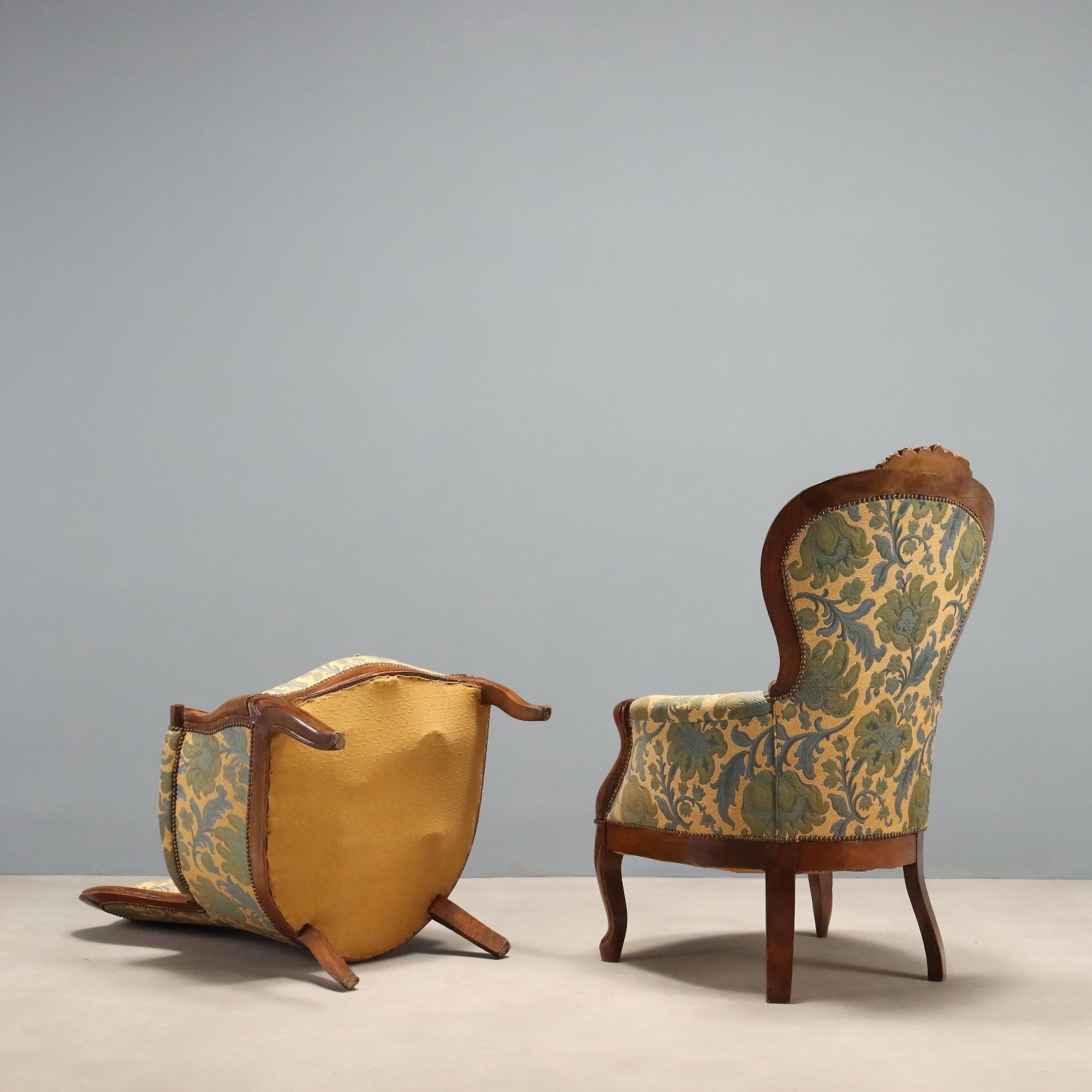 photo furniture Luigi Filippo fauteuils in walnoot