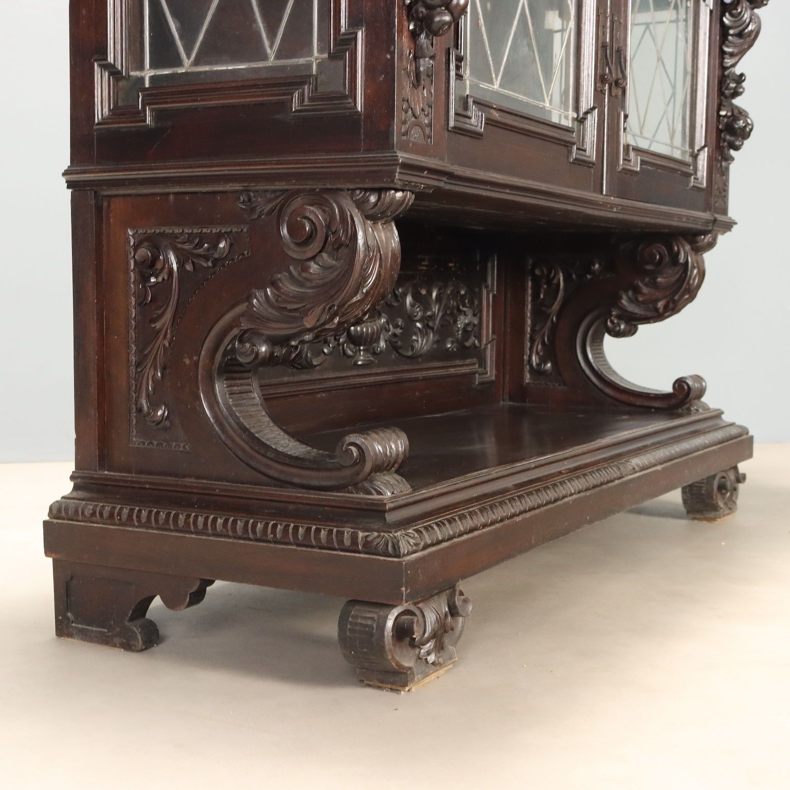 Vitrinekast Neo-Renaissance stijl walnoot, laat 19e eeuw photo vintage