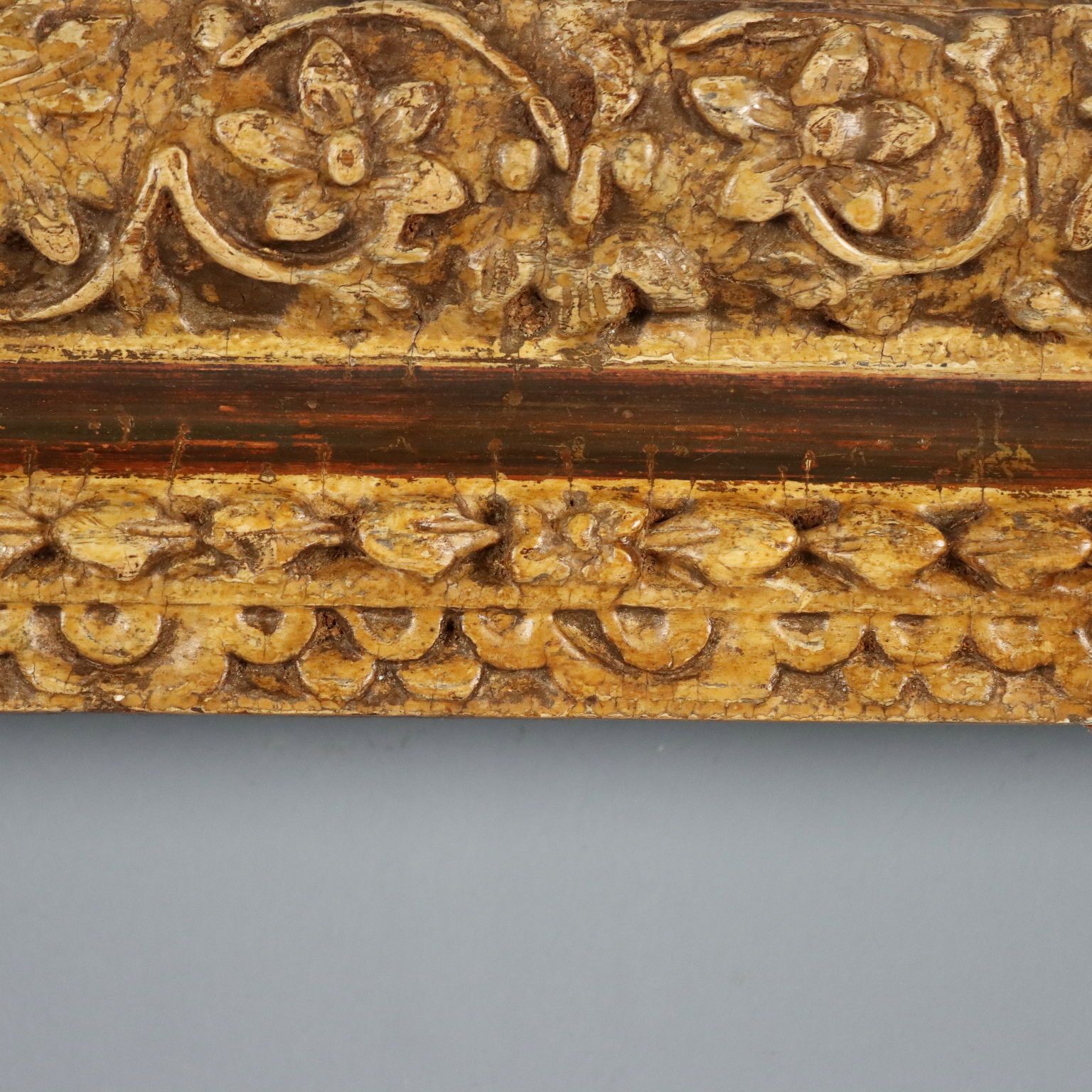 Antieke lijst, gesneden hout met bloemdecoraties, Italië, 18e eeuw photo buy