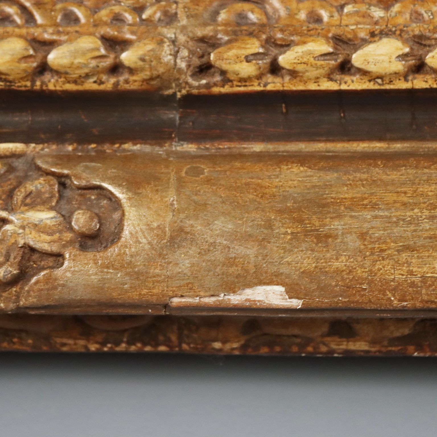 Woonaccessoires Antieke lijst, gesneden hout met bloemdecoraties, Italië, 18e eeuw photo