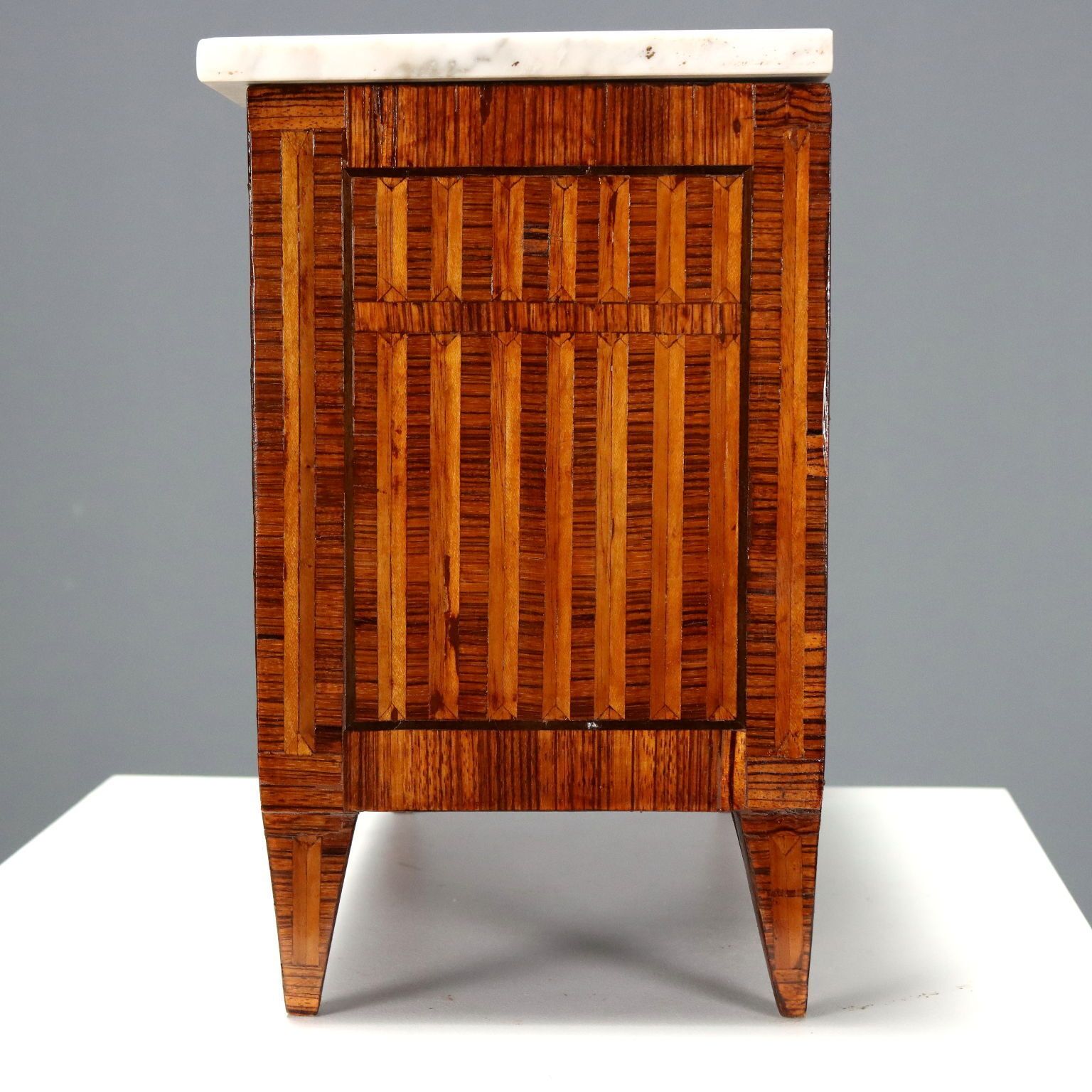 Kleine ladekast, neoclassicistische stijl, 20e eeuw photo vintage