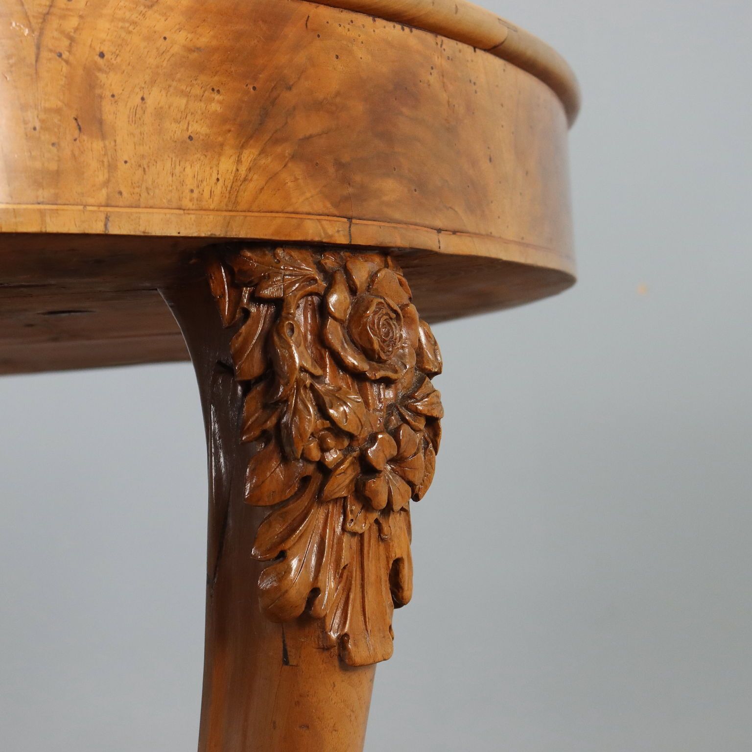 Walnoothouten tafel, Italië, 19e eeuw photo Meubels