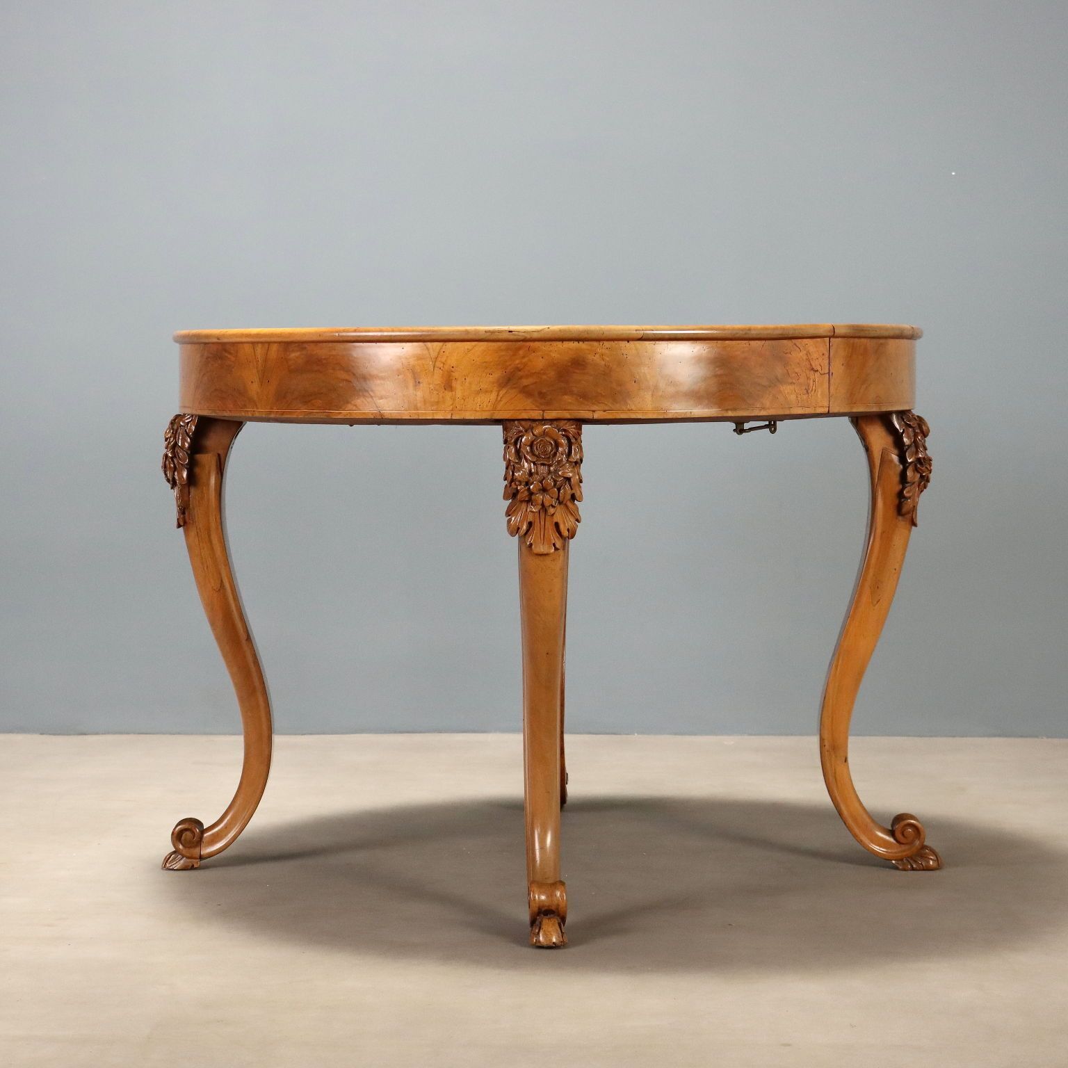 photo furniture Walnoothouten tafel, Italië, 19e eeuw