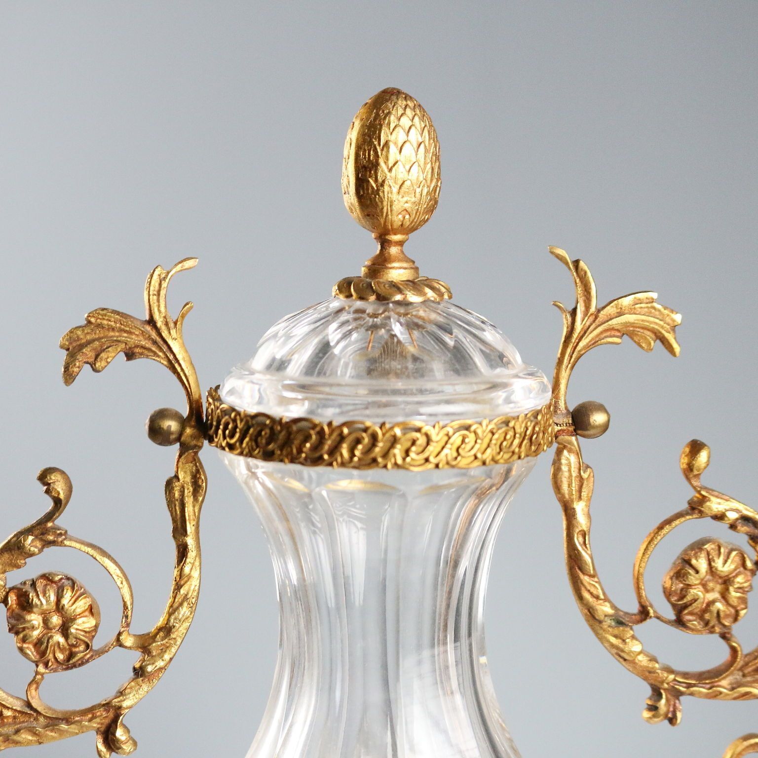 Antiek kristallen vaas met bronzen decoraties, Frankrijk, 19e-20e eeuw photo Woonaccessoires
