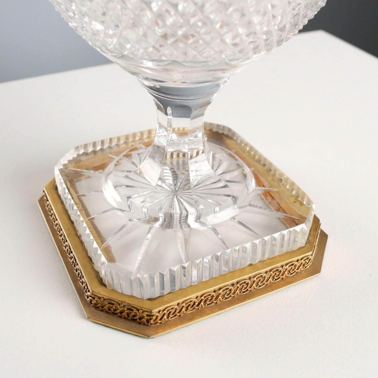 Antiek kristallen vaas met bronzen decoraties, Frankrijk, 19e-20e eeuw photo buy