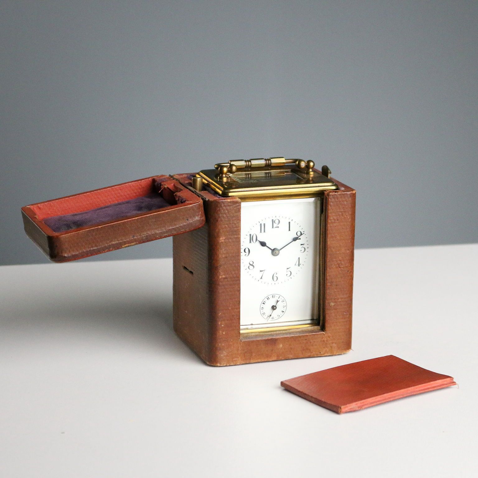 photo furniture Pendule de voyage d'époque en bronze et verre avec étui, Italie, XIXe siècle