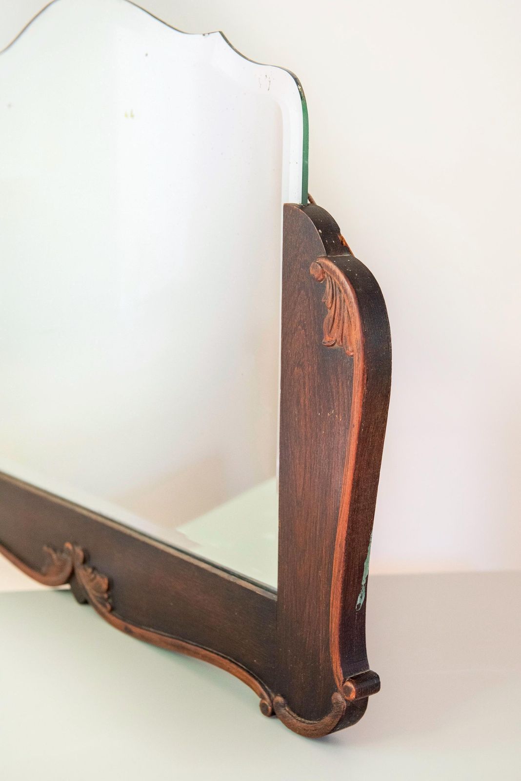 Antieke Nederlandse art deco eiken wandspiegel met geslepen glas, Amsterdam School schoorsteenspiegel, jaren 1920 photo buy