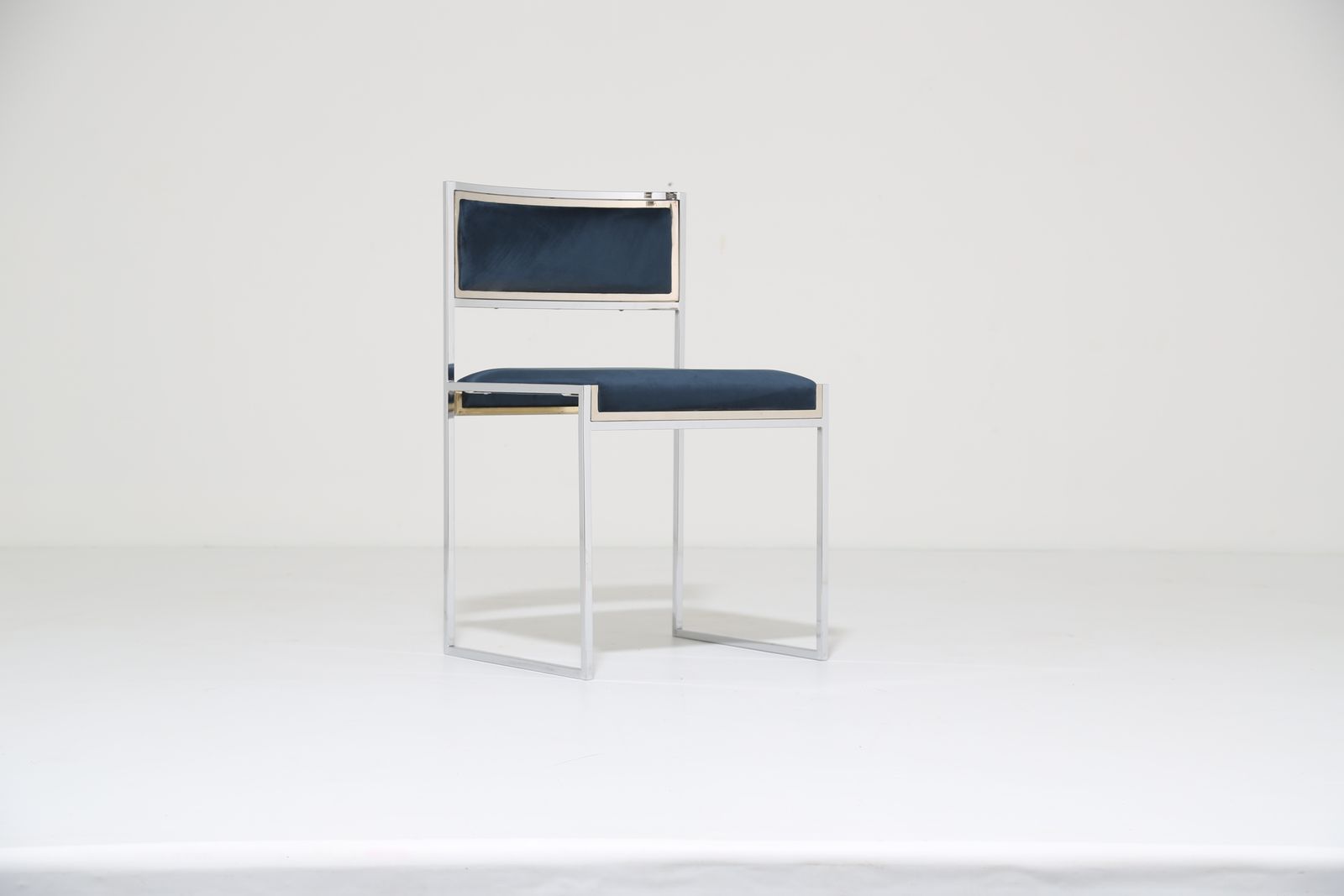Mid-Century Modern Italiaanse marineblauw fluwelen stoel met verchroomd frame, Willy Rizzo voor Mario Sabot, jaren 1970.