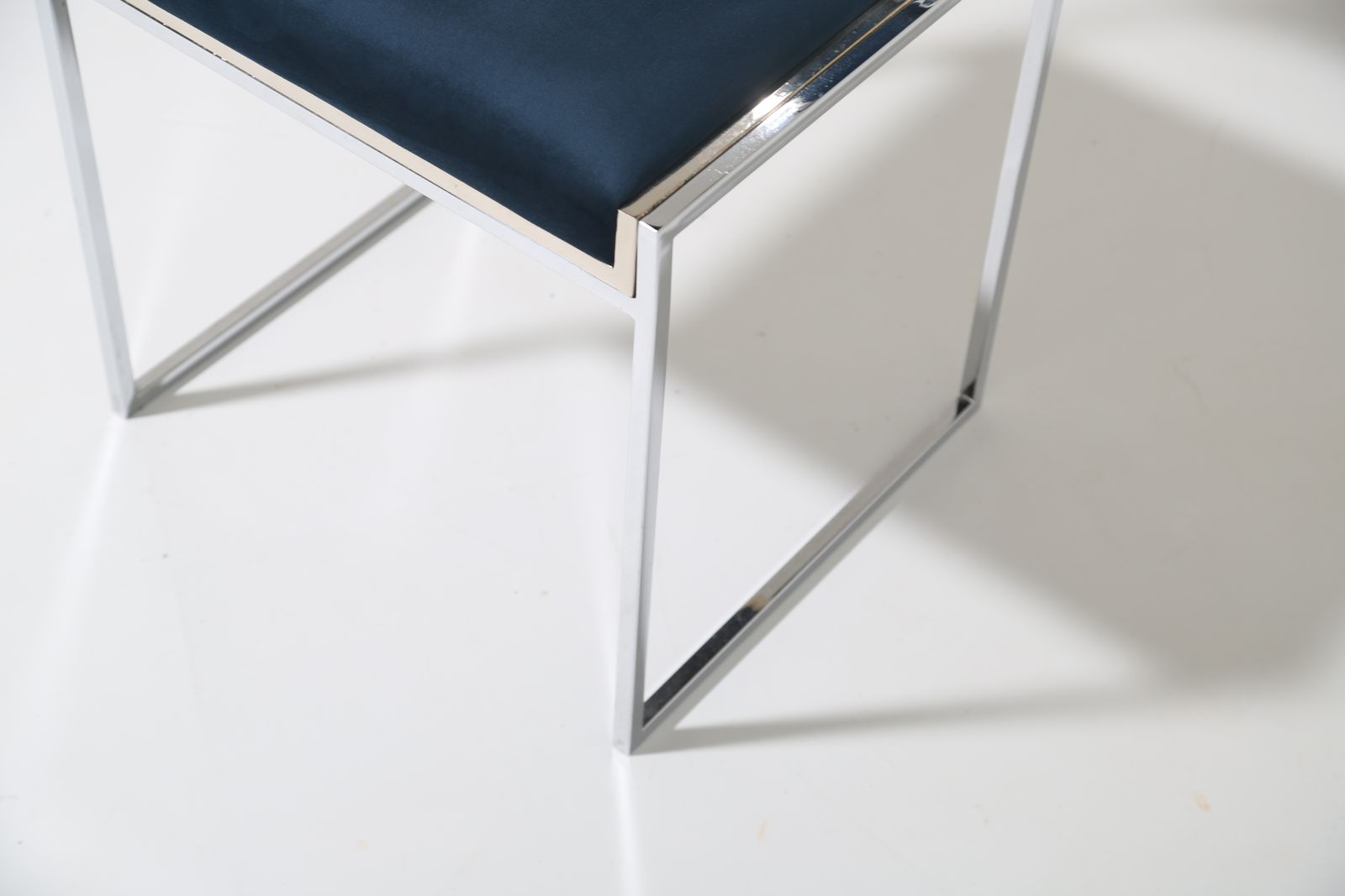 Mid-Century Modern Italiaanse marineblauw fluwelen stoel met verchroomd frame, Willy Rizzo voor Mario Sabot, jaren 1970. photo buy