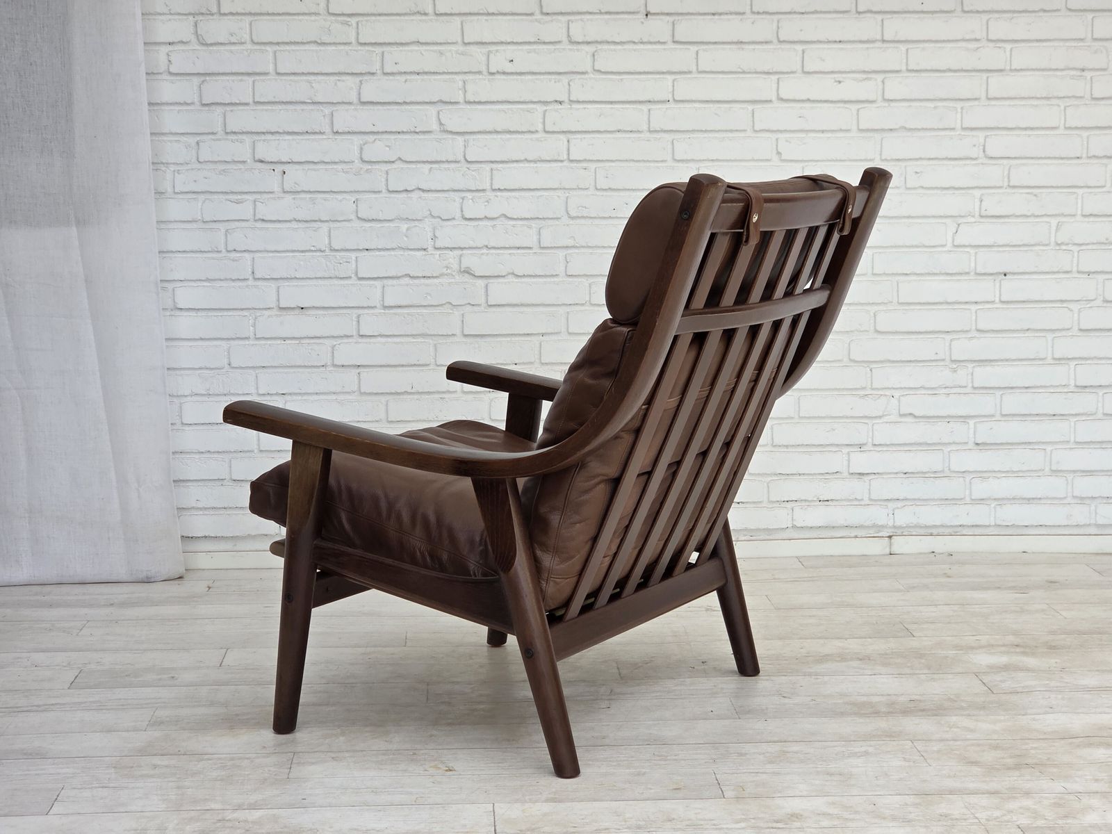 photo vinterior Ca. jaren 1970, Deens design van H.J.Wegner, fauteuil met hoge rugleuning, model GE530.