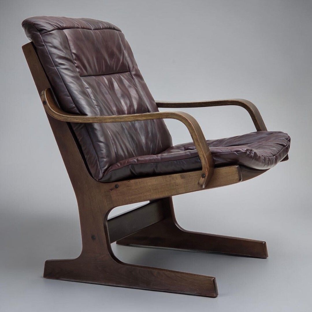 Ca. jaren 1970, Scandinavische fauteuil, bruin meubeleer.