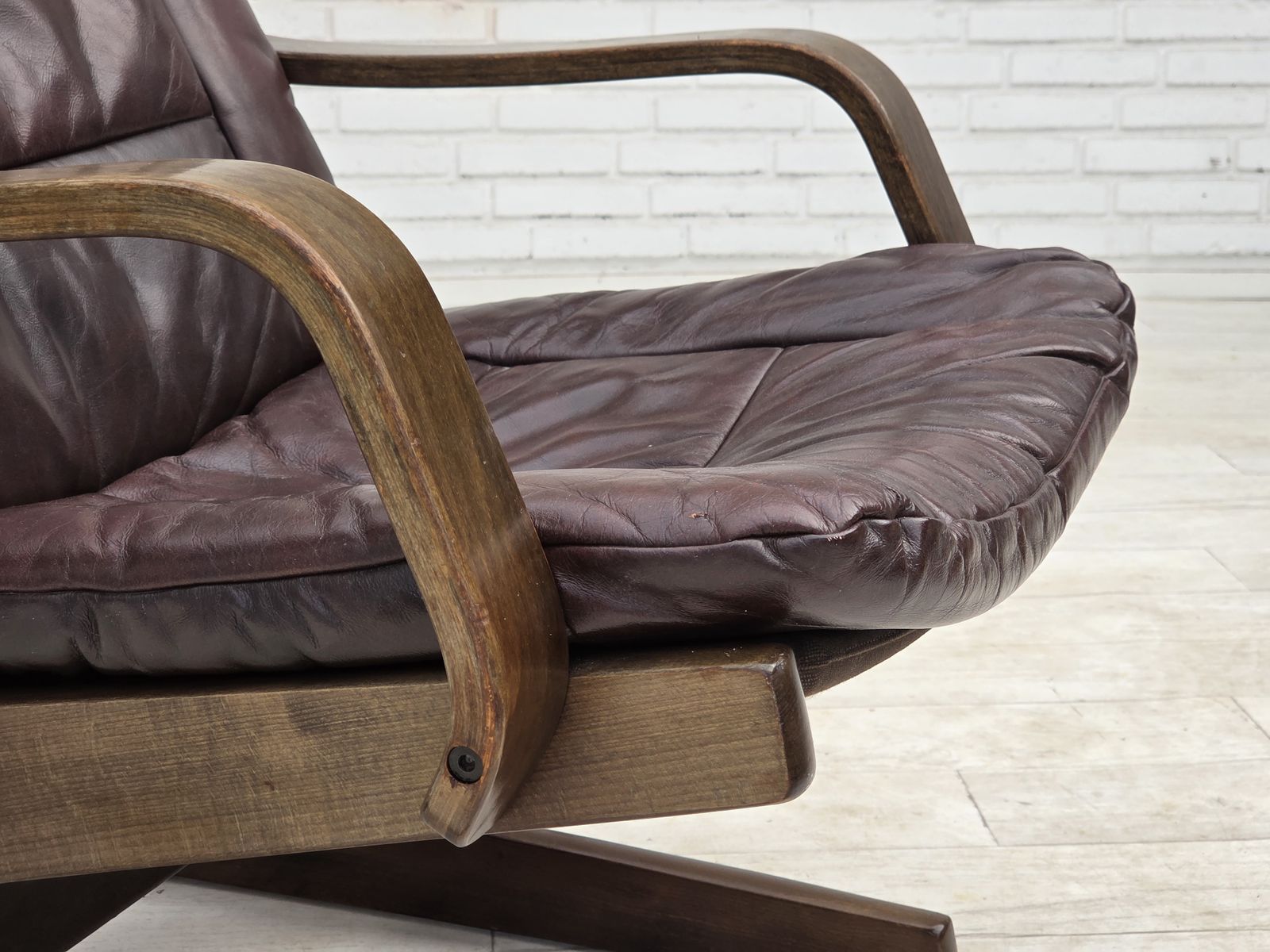 Ca. jaren 1970, Scandinavische fauteuil, bruin meubeleer. photo Meubels