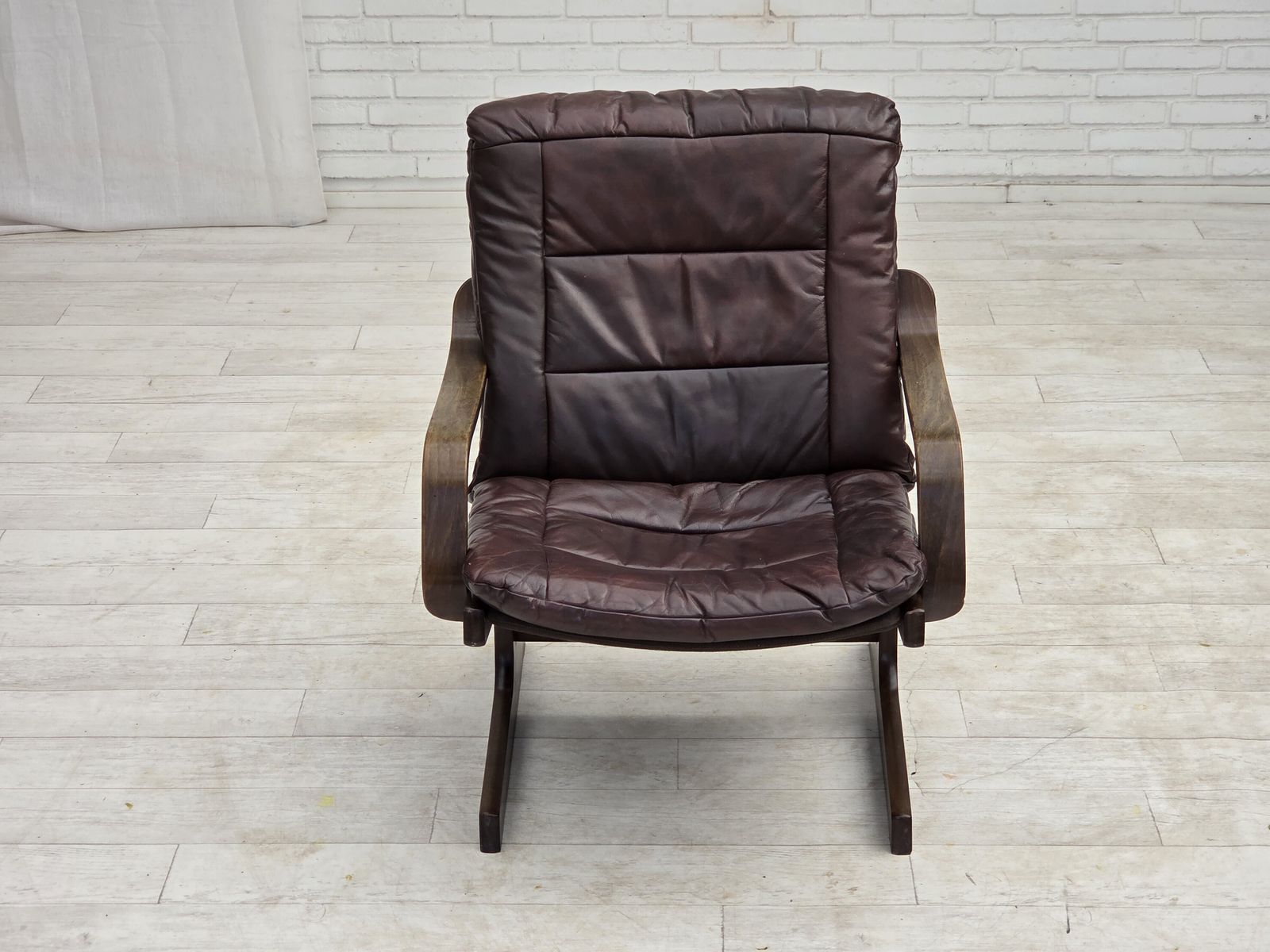 Ca. jaren 1970, Scandinavische fauteuil, bruin meubeleer. photo vintage