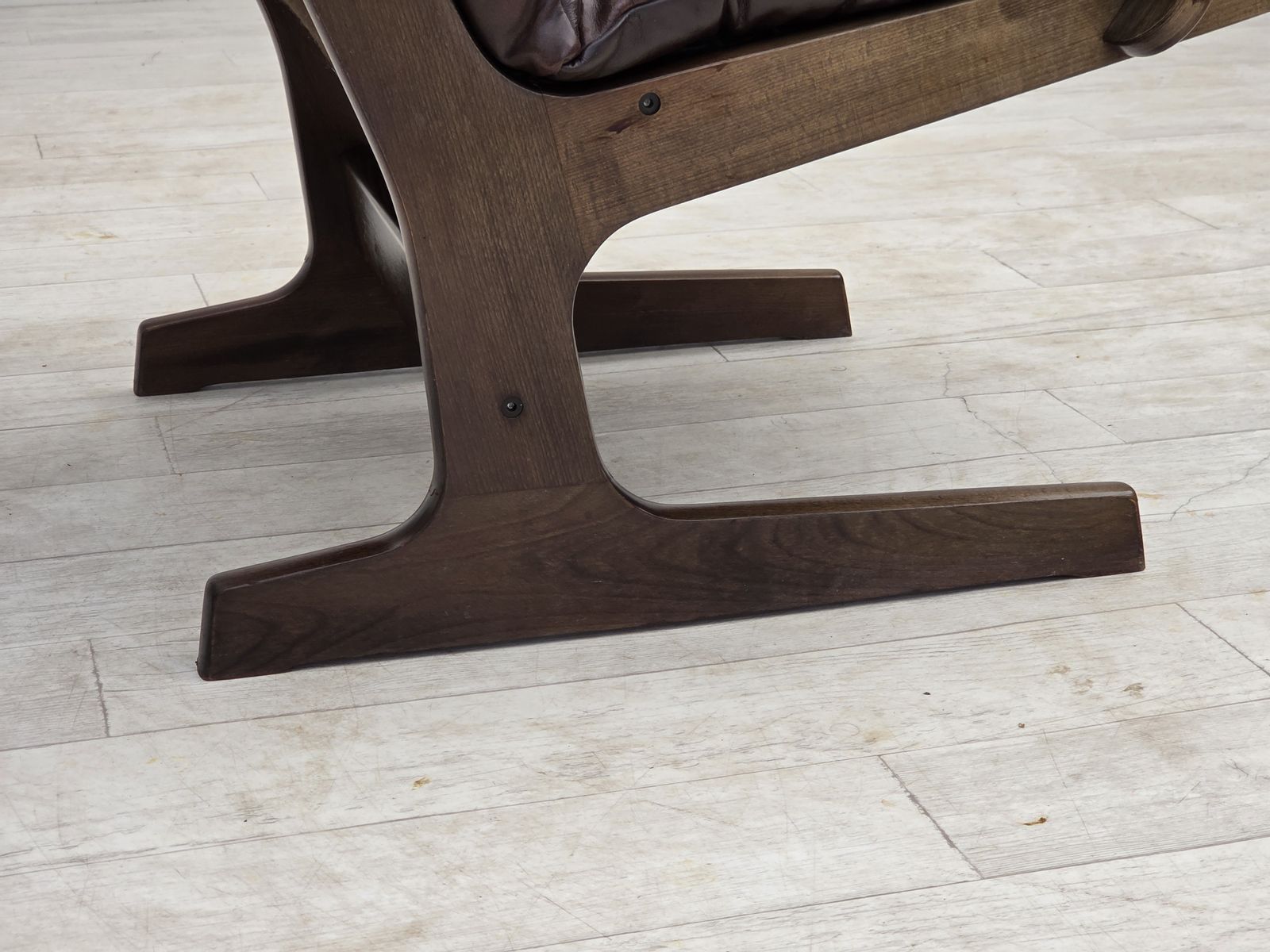 photo for sale Ca. jaren 1970, Scandinavische fauteuil, bruin meubeleer.