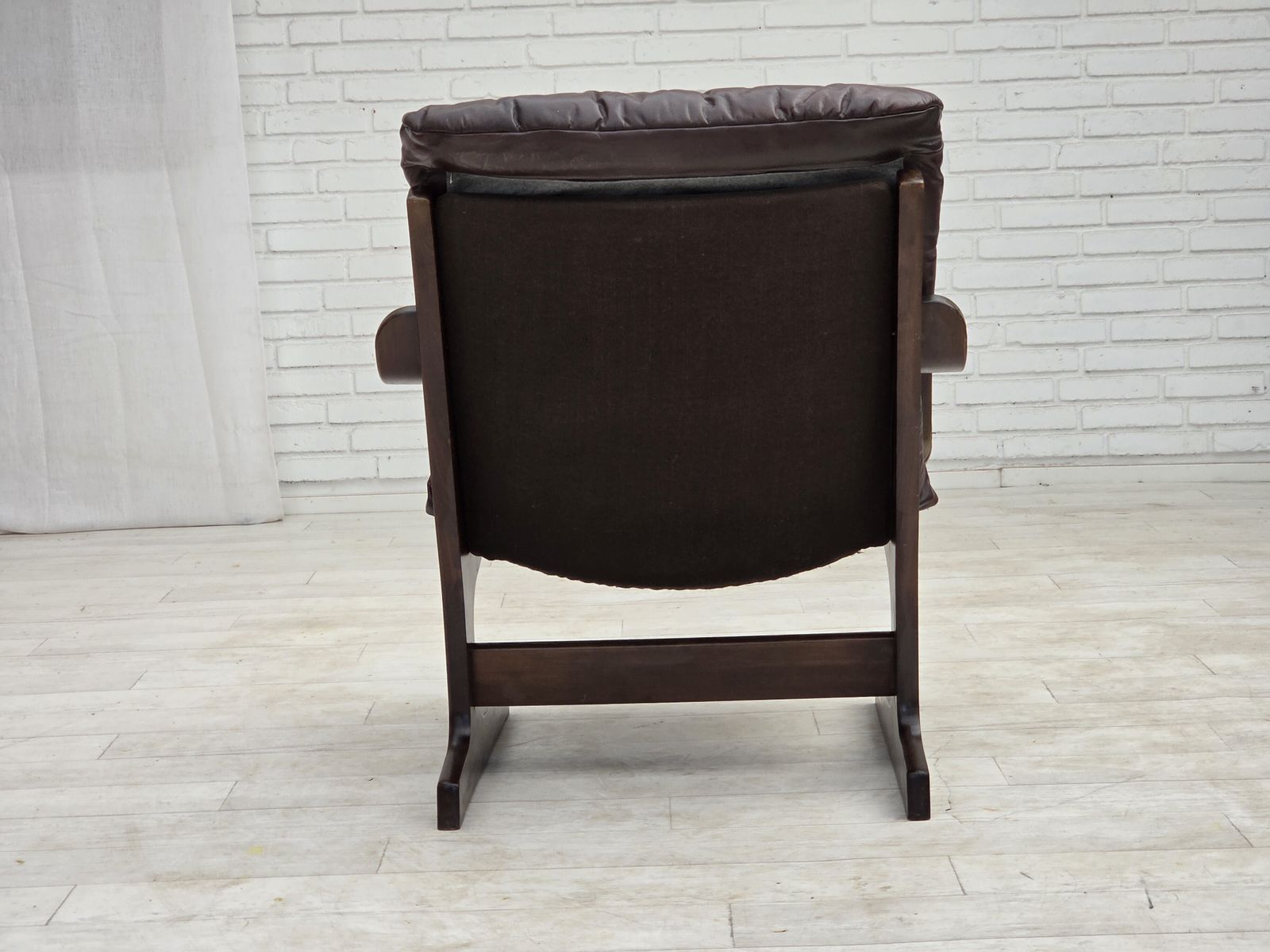 photo vinterior Ca. jaren 1970, Scandinavische fauteuil, bruin meubeleer.