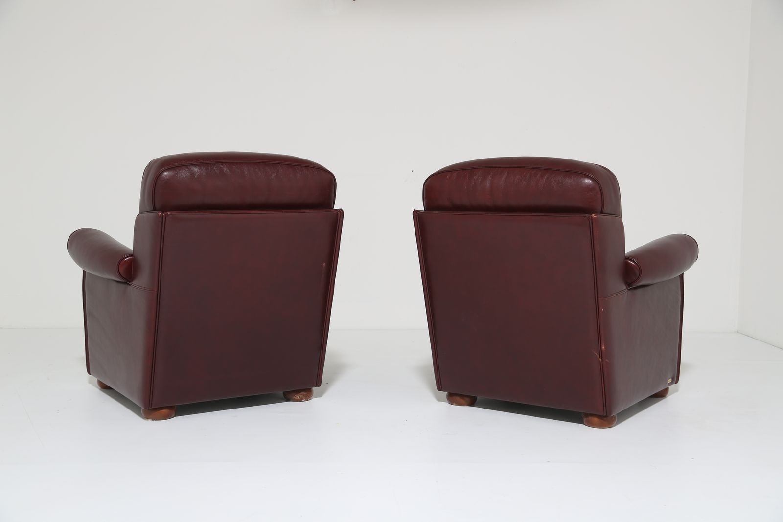 Paar art deco stijl Italiaanse bordeauxrode leren clubfauteuils van Fratelli Mascheroni photo Meubels