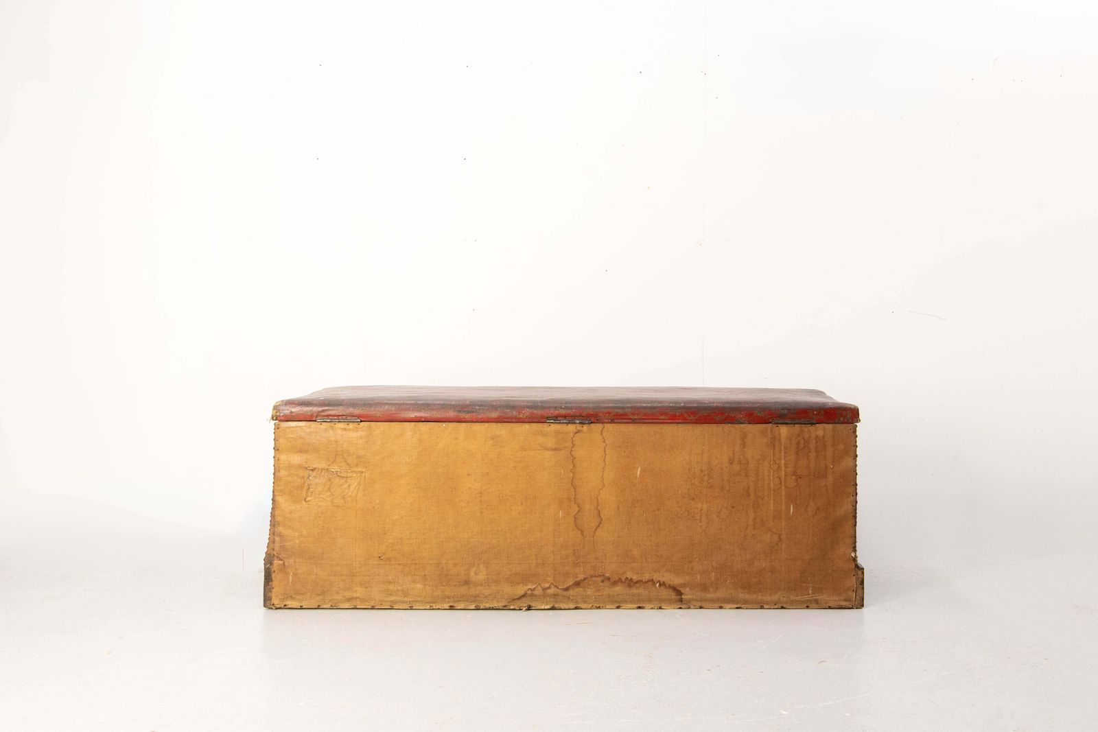 photo furniture Coffre-banc d'époque rouge et doré, clous en laiton, pin rustique, français
