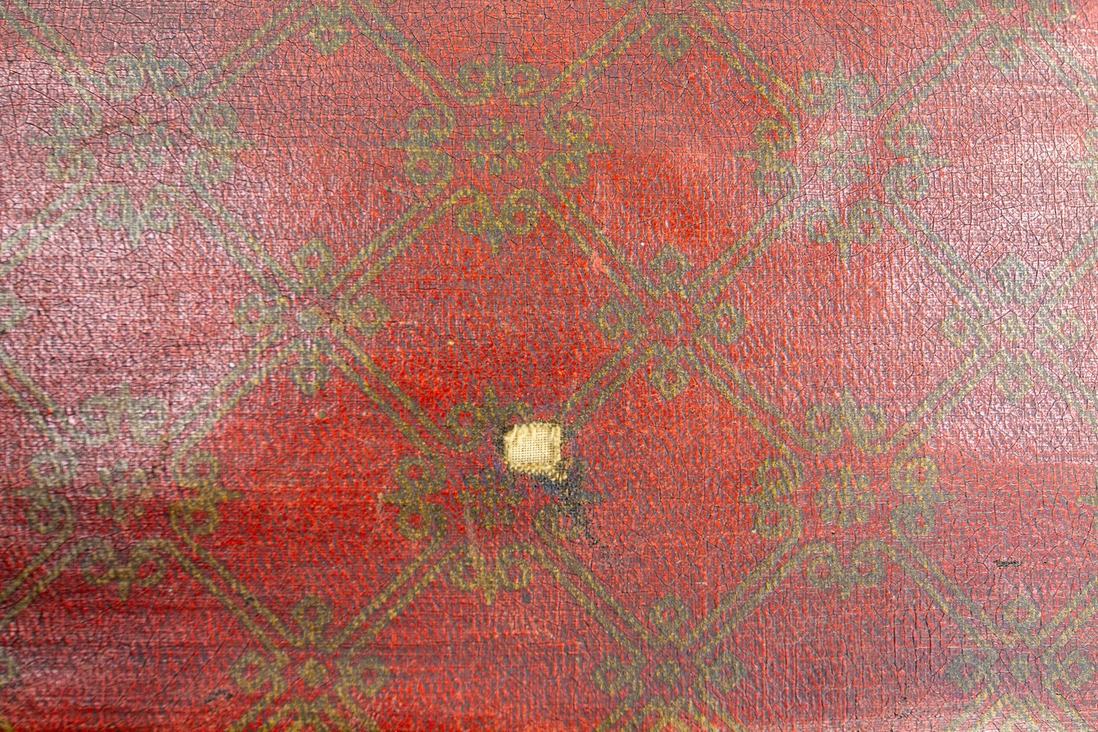 1277.0 Coffre-banc d'époque rouge et doré, clous en laiton, pin rustique, français photo
