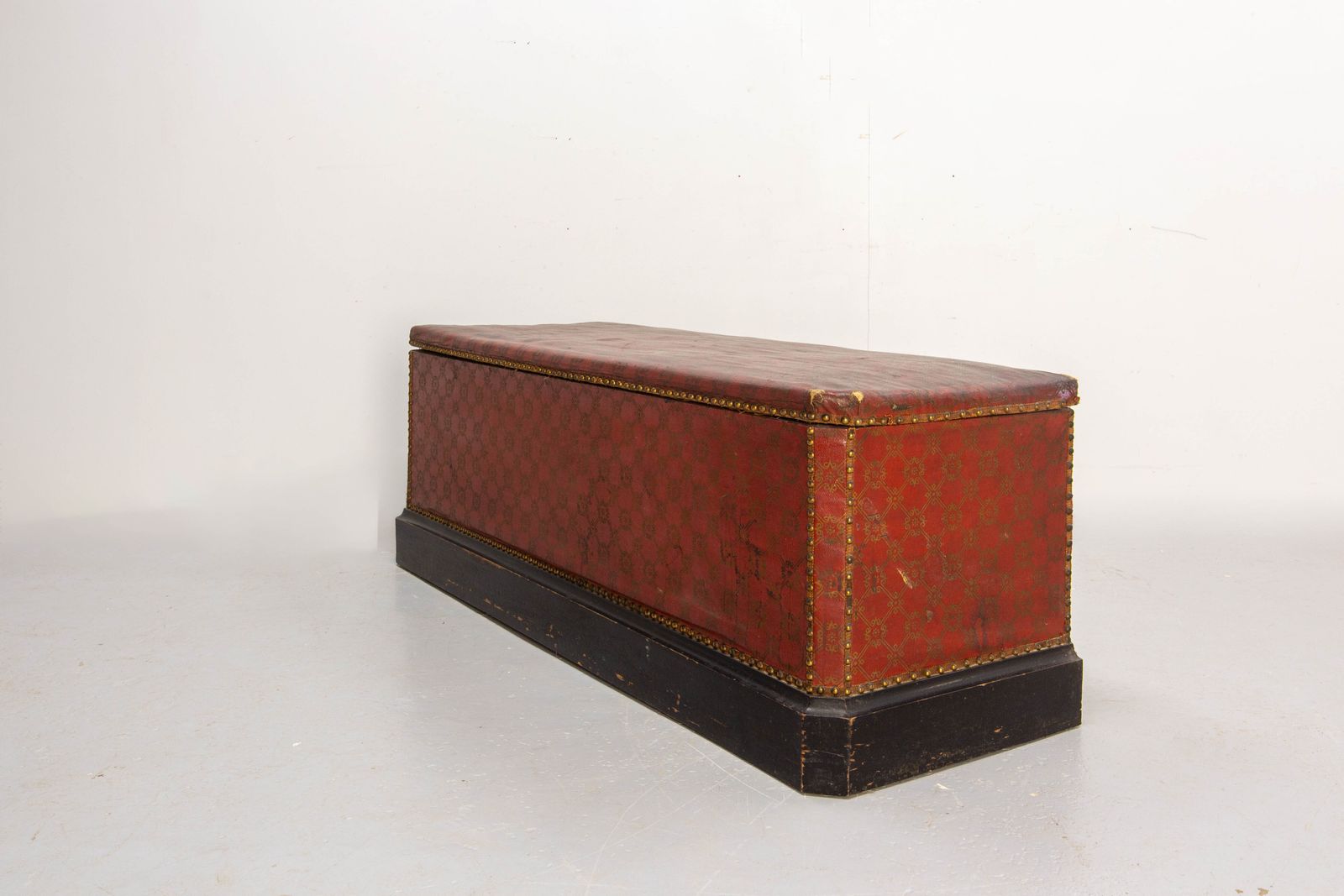 Antiek rode en gouden rustieke koffer opbergbank met messing siernagels, grenenhouten kist, Frans photo for sale