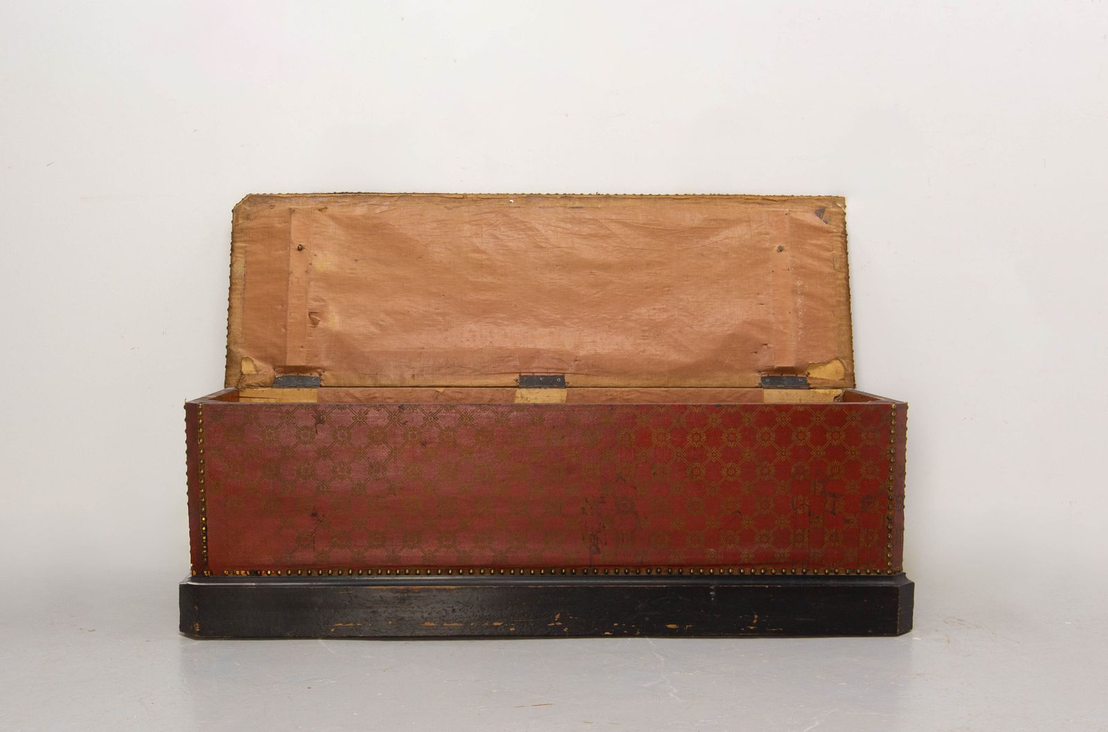 photo for sale Antiek rode en gouden rustieke koffer opbergbank met messing siernagels, grenenhouten kist, Frans
