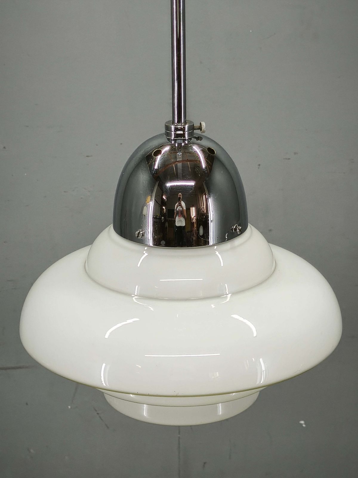 photo furniture Art Deco Bauhaus hanglamp van opalineglas en chroom, jaren 1930