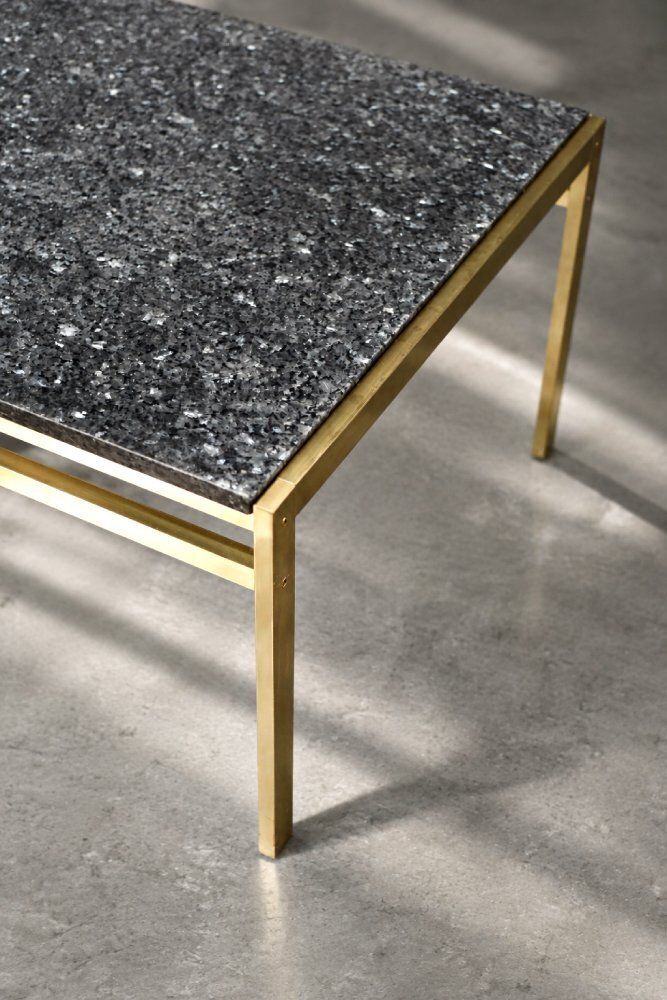 photo vintage Mid-Century Italiaanse moderne salontafel van messing met stenen blad, jaren 1970