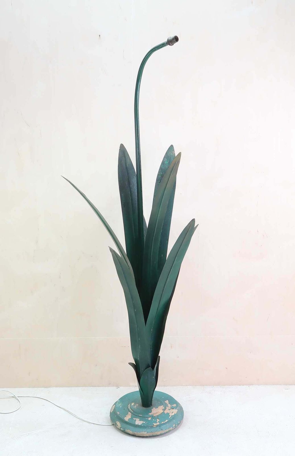 Vintage Geschilderde Metalen Narcis Vloerlamp, Theaterlamp. Engels, jaren 1920 photo for sale