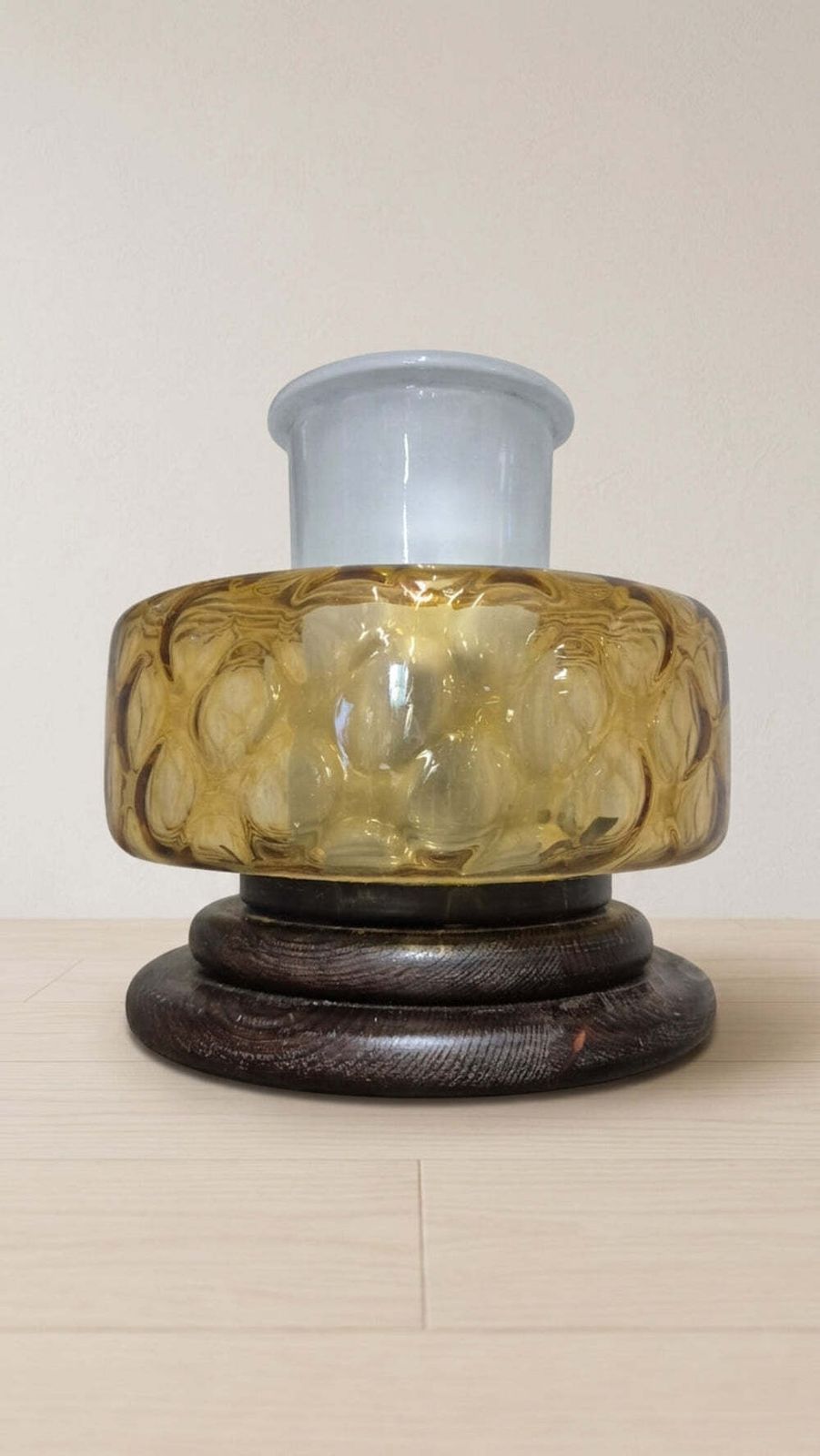 Tafellamp midden 20e eeuw, amberkleurig geperst glas en hout, 27 × 27 × 25 cm photo vintage