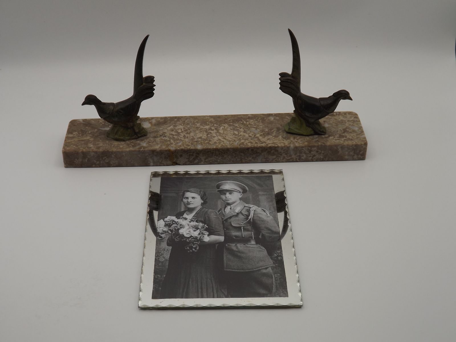 Franse art deco fotolijst met marmeren voet en 2 spelter fazanten photo for sale