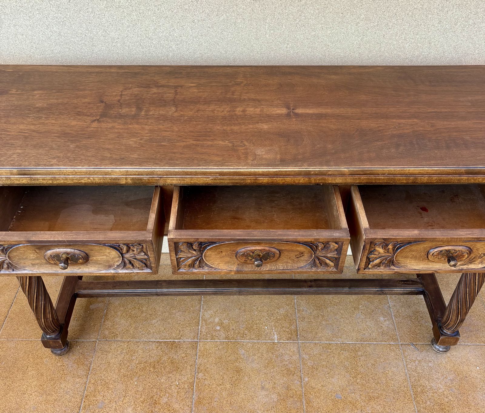 photo vinterior Spaanse Walnoten Klaptafel met Drie Lades, jaren 1930