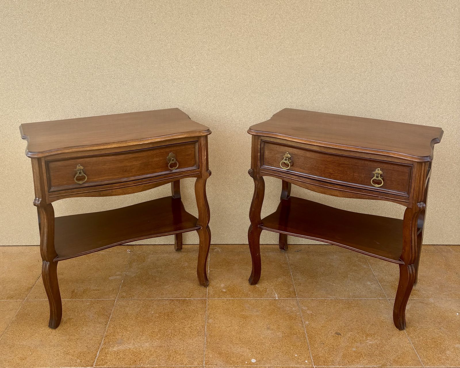 Paar Spaanse houten nachtkastjes met lades en onderste planken, jaren 1940 photo furniture
