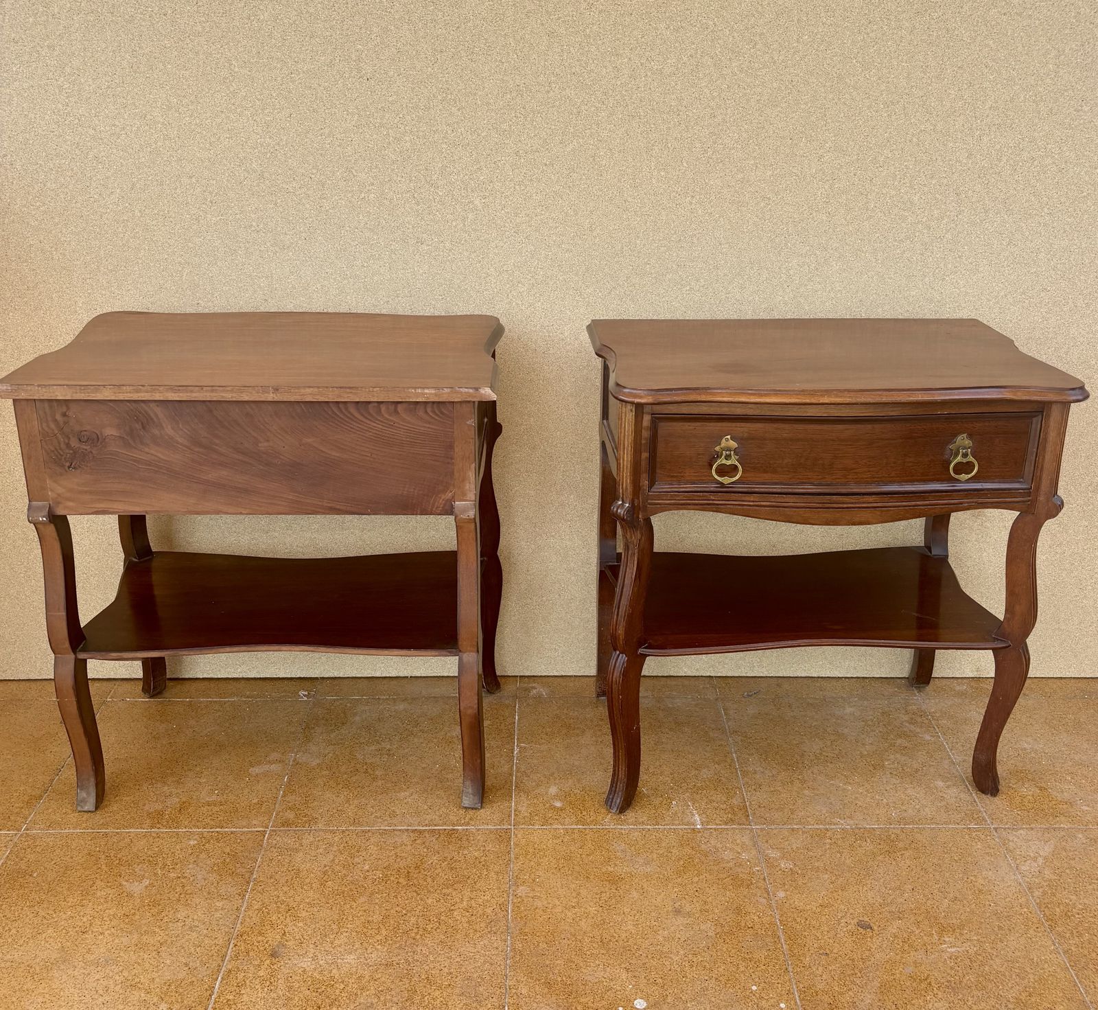 photo furniture Paar Spaanse houten nachtkastjes met lades en onderste planken, jaren 1940