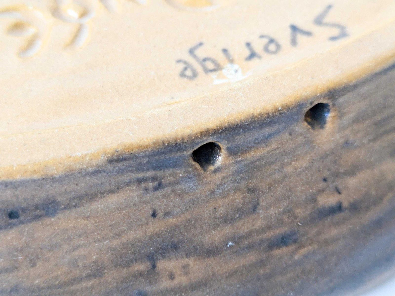 photo vinterior Vintage Emil Ruge Deens Studiopottery Gebeeldhouwde Opvangschaal Sgraffito Primitieve Kunst