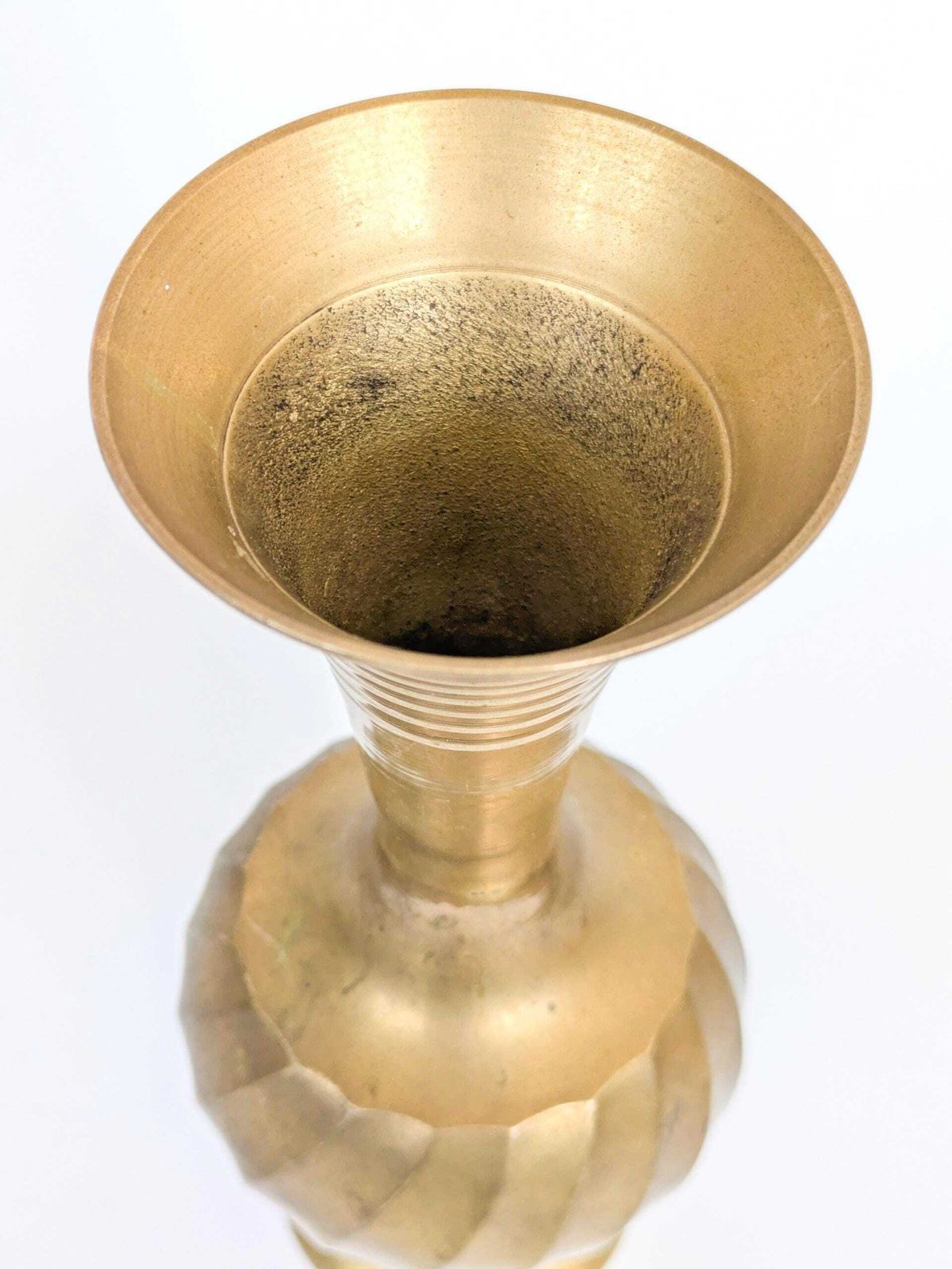 photo vintage Vintage Brass Trumpet Shaped Pedestal Vase With Ribbed And Swirl Details Mcm Centerpiece