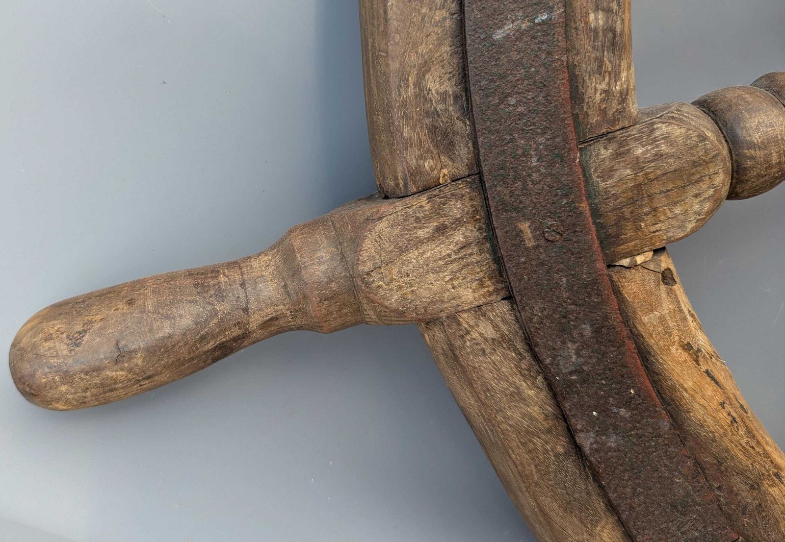 Barre à roue de navire d'époque en bois, à fuseaux tournés, décoration murale nautique et maritime photo 369.0